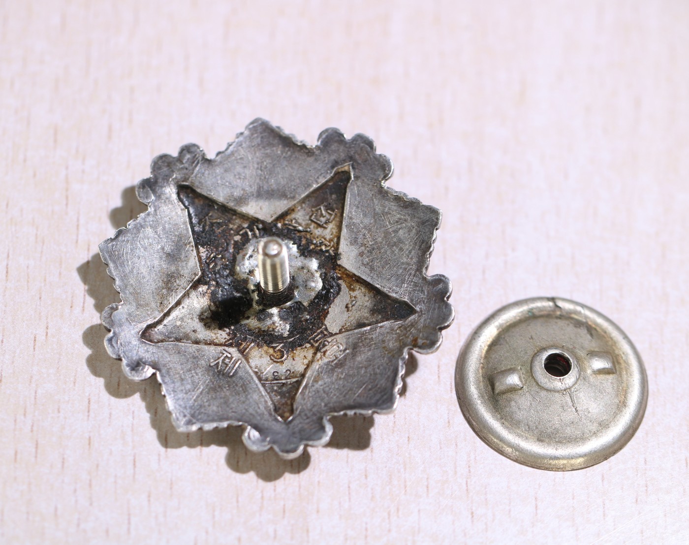 大猫徽章拍卖 第231期  朝鲜🇰🇵三级国旗勋章 珐琅修补 银质小轮