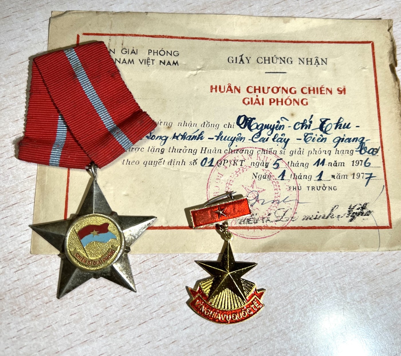 大猫徽章拍卖 第231期  越南南方民族解放阵线三级解放战士奖章带证 越战时期➕越南“国际主义战士精神”英雄称号金星奖章 红色高棉战争时期