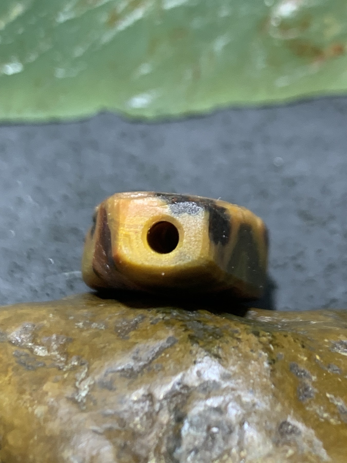 精美亚光战国红玛瑙手工俏色巧雕富贵有鱼随形一体佛头三通一个，