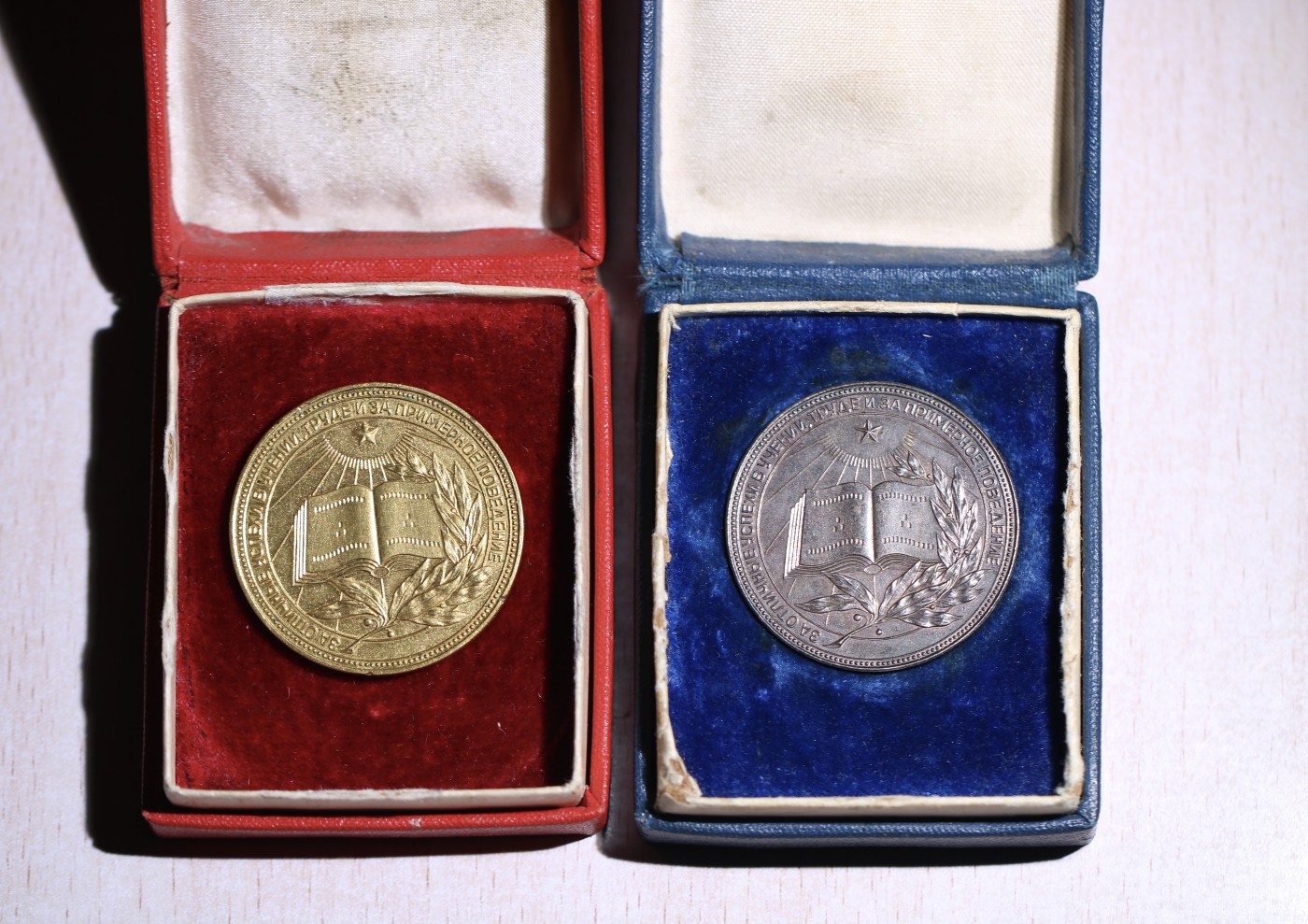 大猫徽章拍卖 第231期  苏联学霸奖章镀金和镀银带原盒