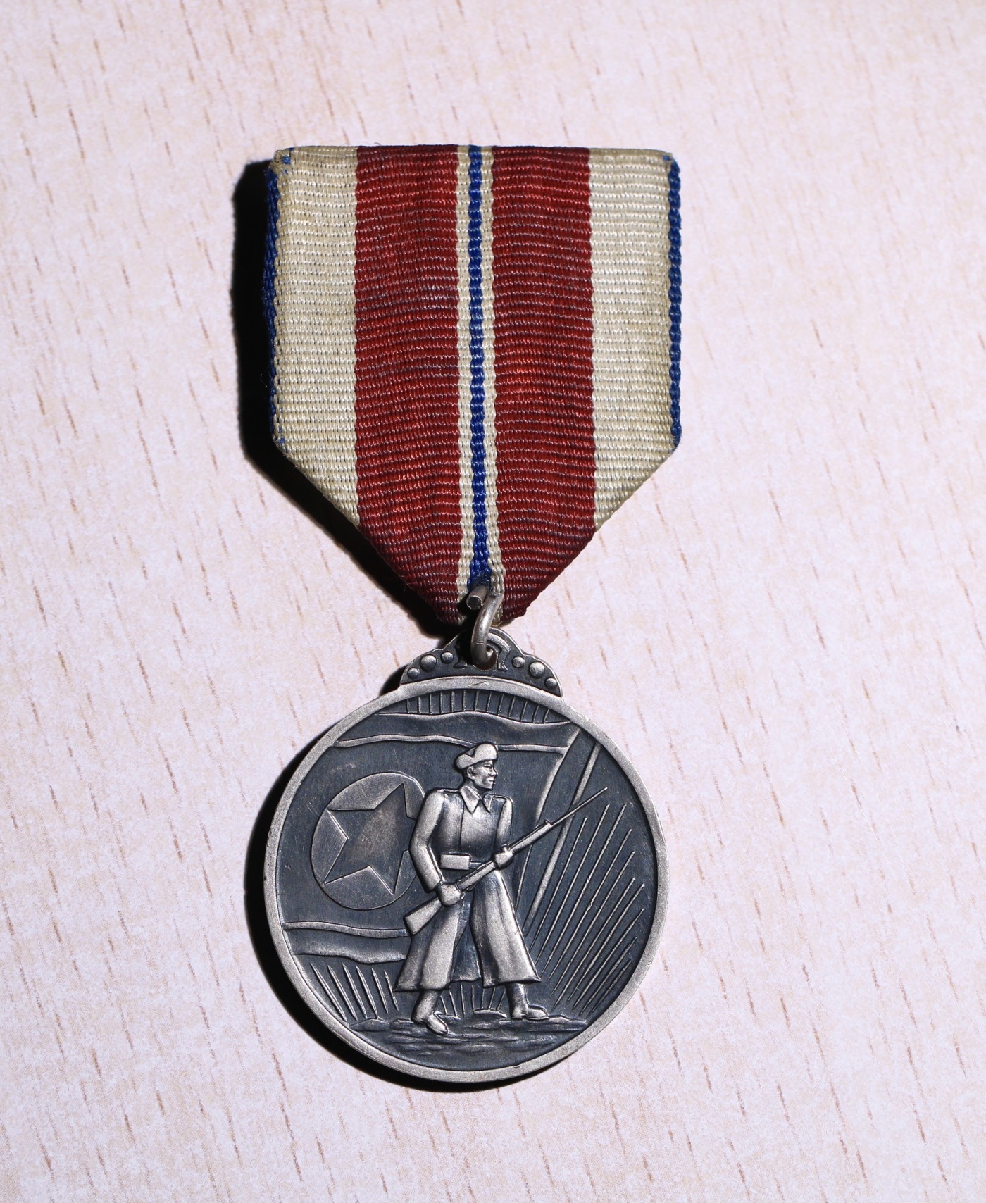 大猫徽章拍卖 第231期  朝鲜🇰🇵军功奖章 原挂银质好品