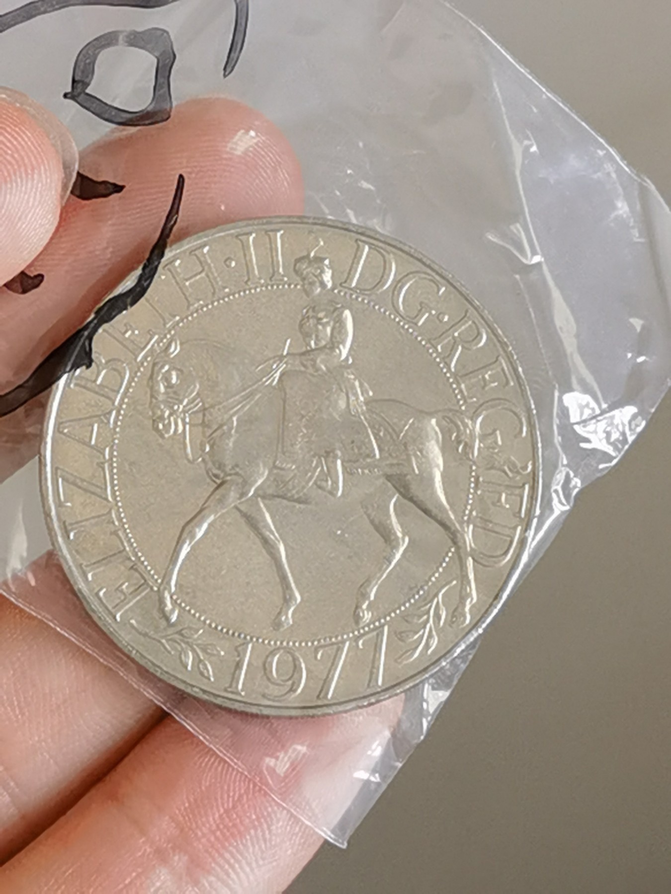 你好，9月。第010期 1977年伊丽莎白二世，克郎型25便士。女王加冕