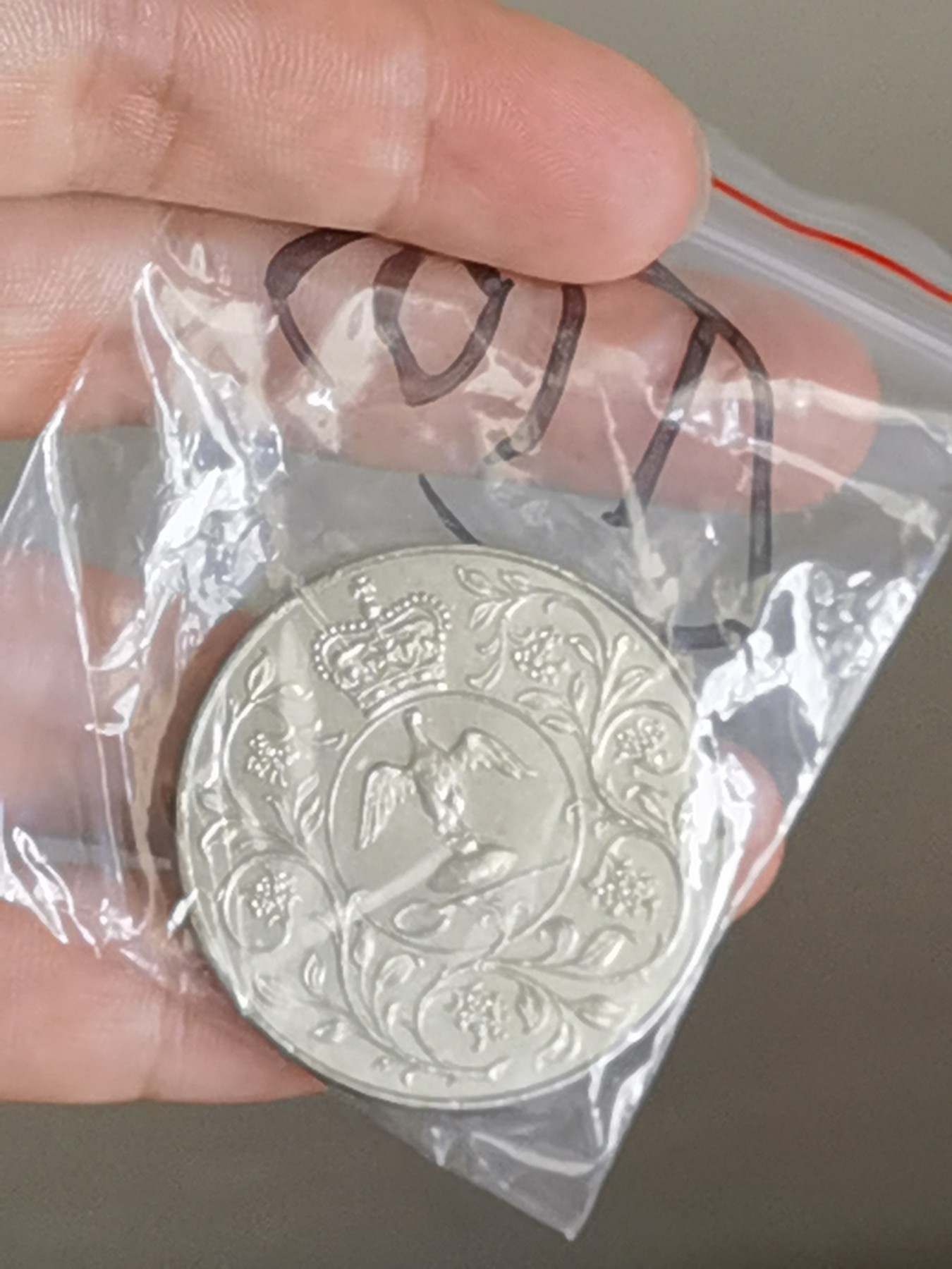 你好，9月。第010期 1977年伊丽莎白二世，克郎型25便士。女王加冕