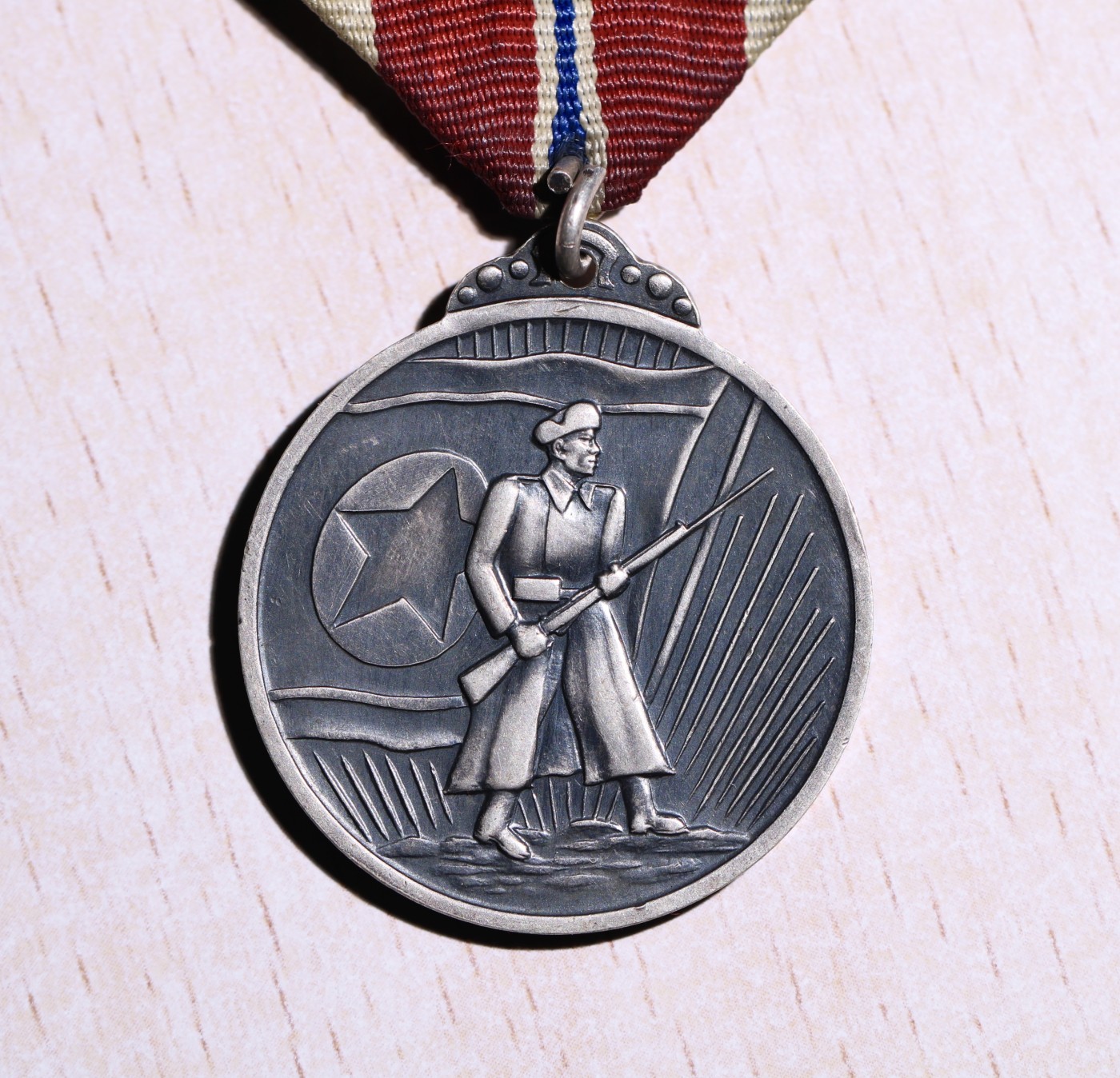 大猫徽章拍卖 第231期  朝鲜🇰🇵军功奖章 原挂银质好品