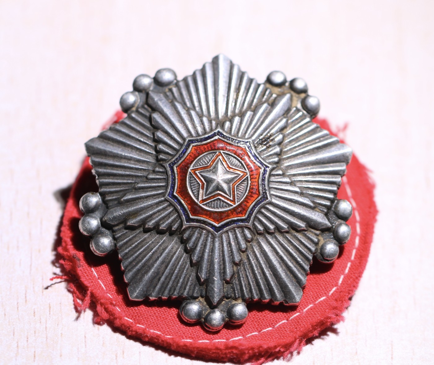 大猫徽章拍卖 第231期  朝鲜🇰🇵三级国旗勋章 珐琅修补 银质小轮