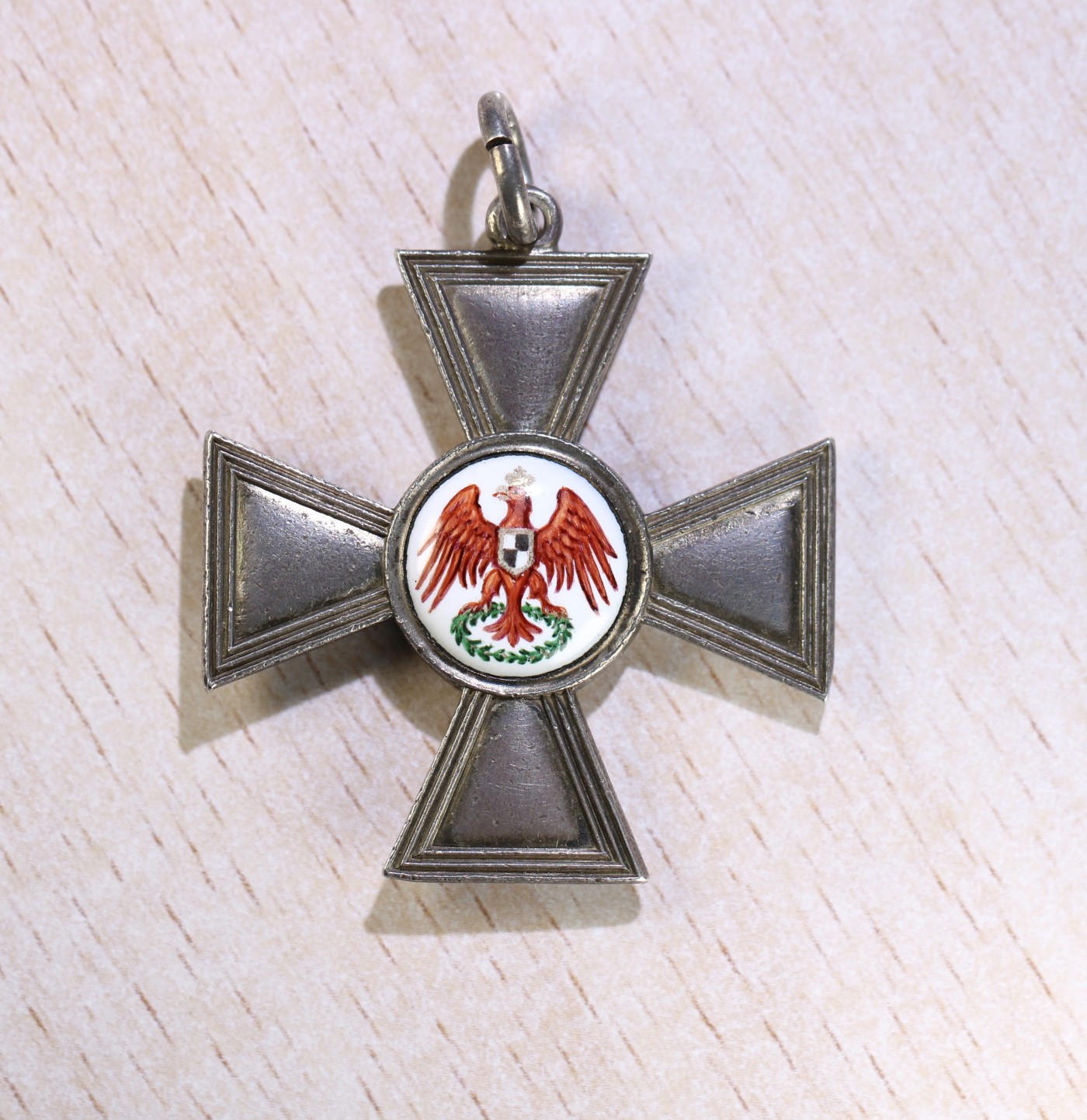 大猫徽章拍卖 第231期  帝德四级红鹰第三版 克里米亚战争事情 1850-1860年间颁发，此章是授予沙俄外事人员的特殊版本，极为稀少