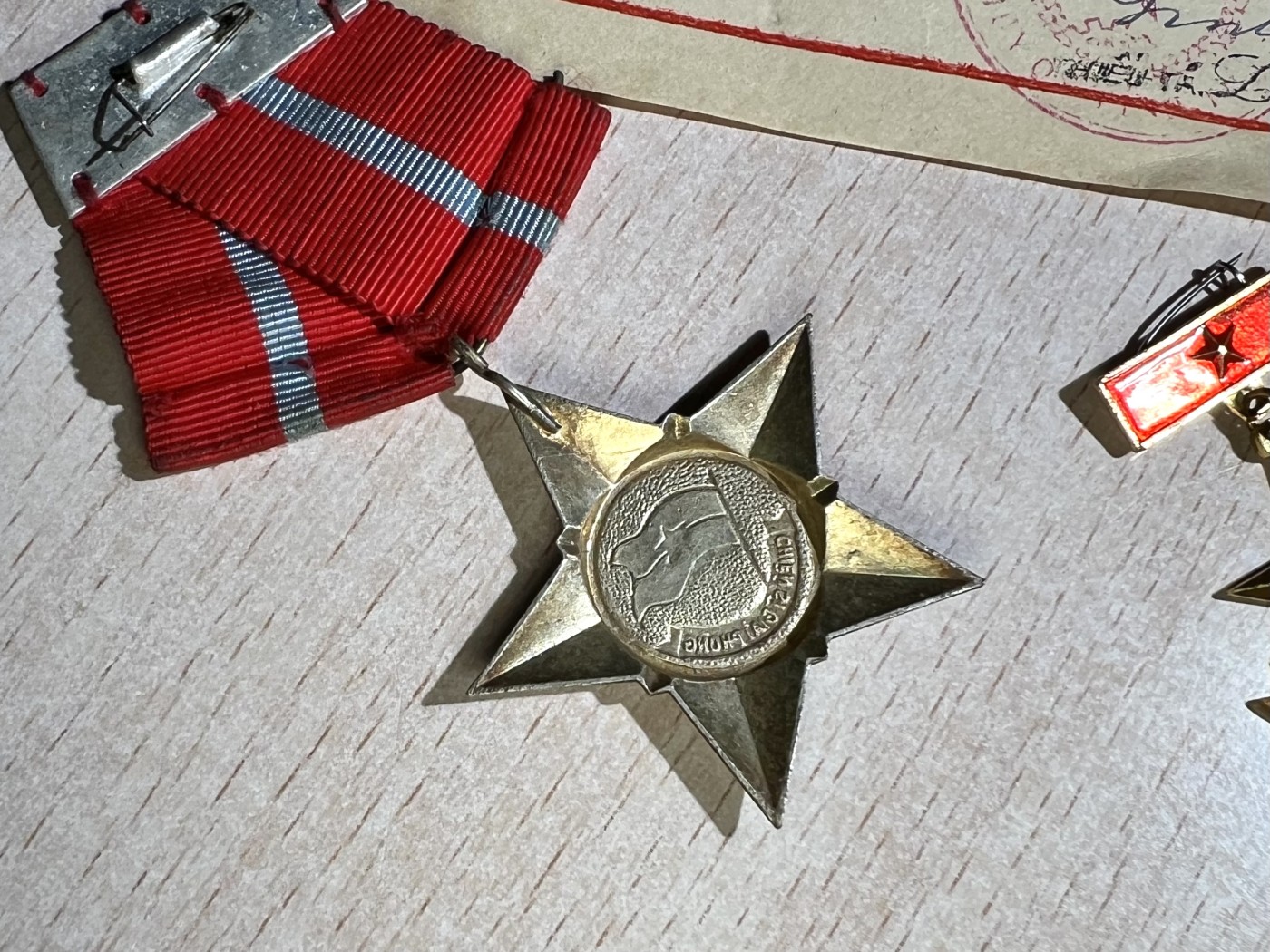 大猫徽章拍卖 第231期  越南南方民族解放阵线三级解放战士奖章带证 越战时期➕越南“国际主义战士精神”英雄称号金星奖章 红色高棉战争时期