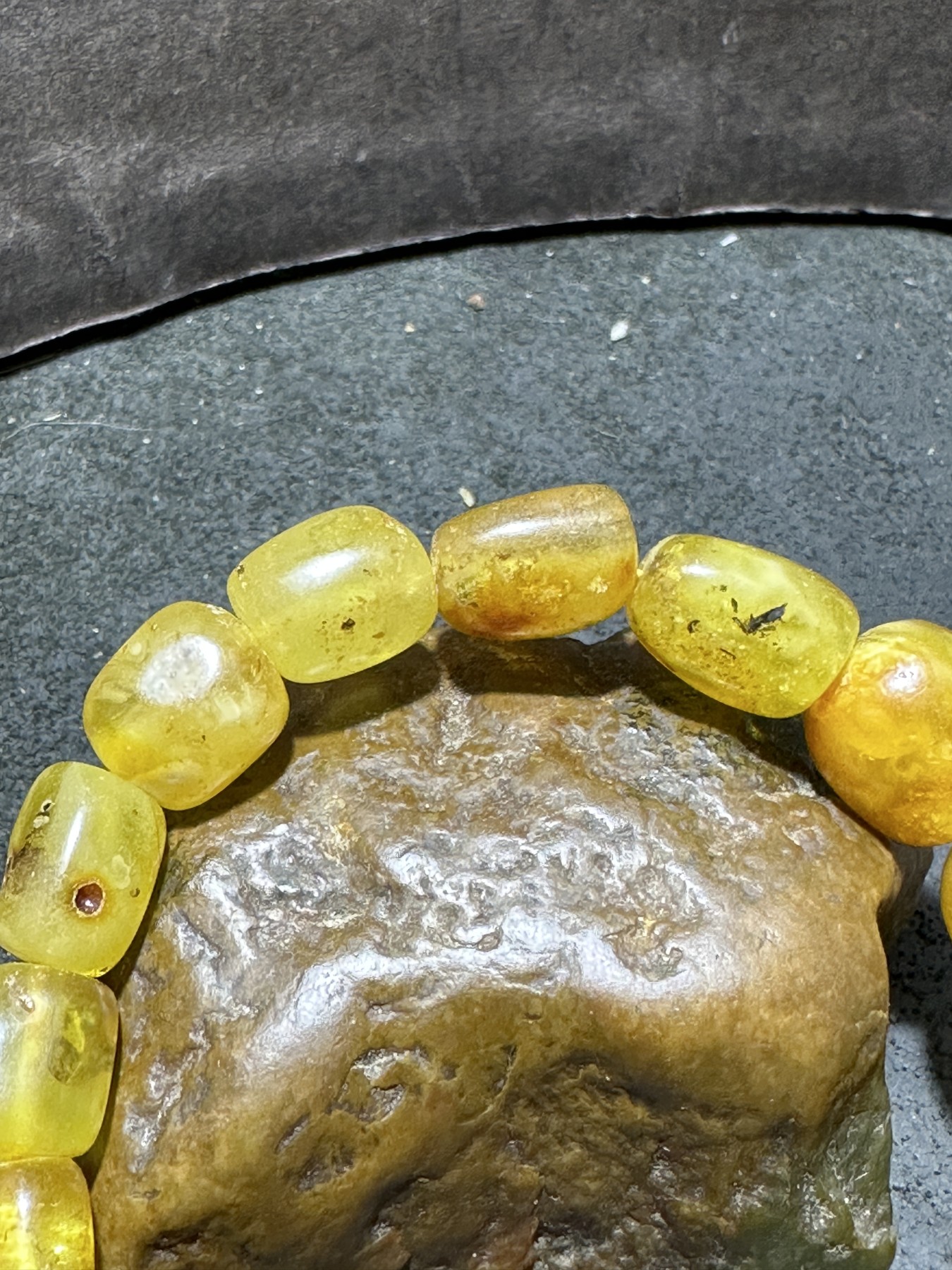 天然乌克兰蜜蜡随形手串1条