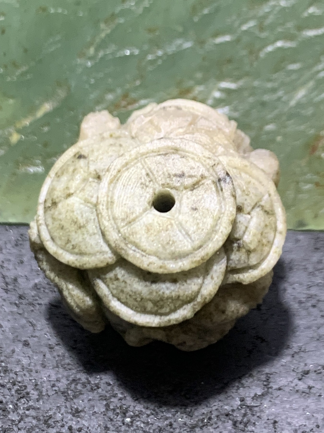 精美戈壁彩玉手工满工雕刻大象钱币珠一个！寓意：富贵吉祥，