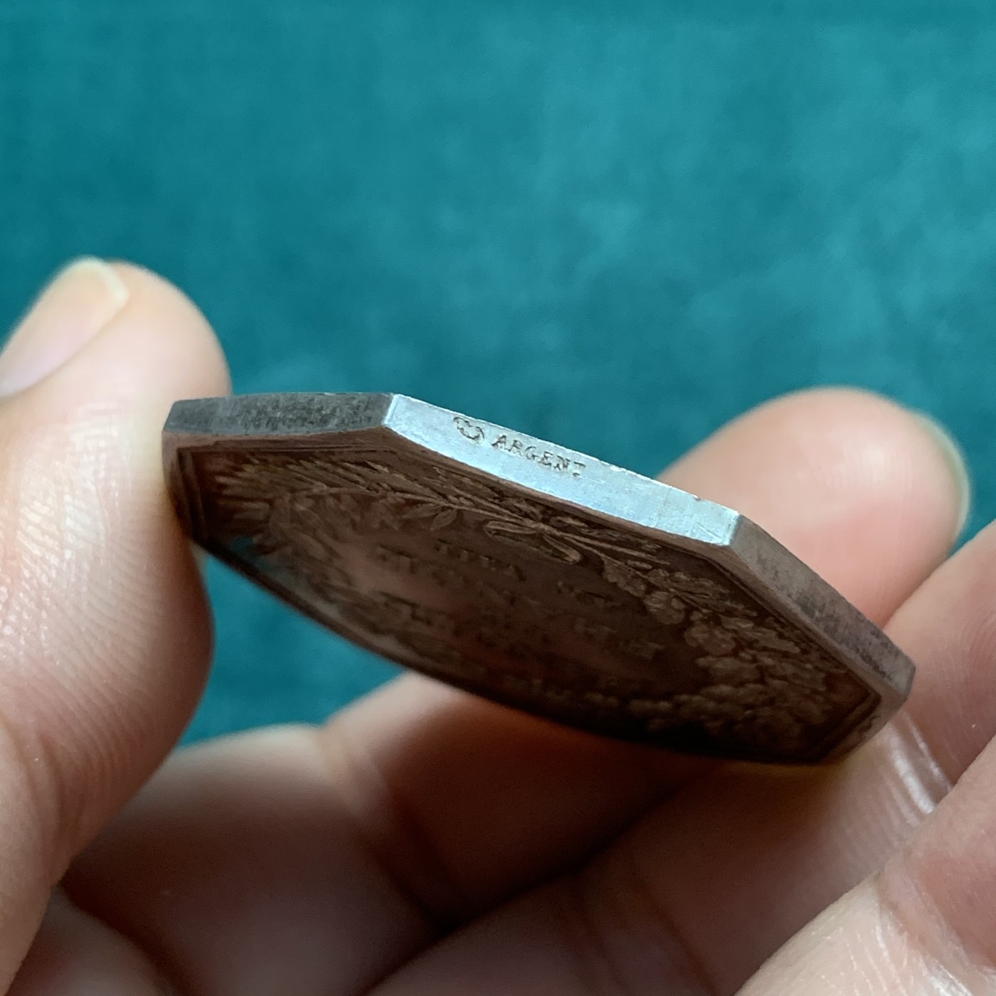 《竞宝斋》第192场-周日，周一 2场 (全场包邮) 法国 1880-1898年 邮储银行 大型八角银质代币 丰饶角边铭 +银标 细节优秀 重量21.3克 对边直径36.2mm MS带彩状态