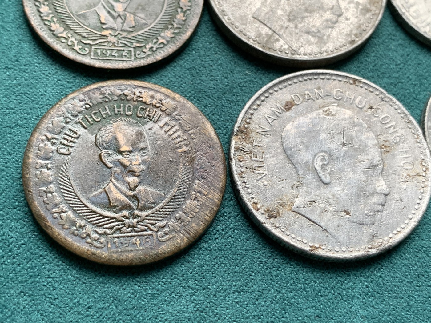 《竞宝斋》第192场-周日，周一 2场 (全场包邮) 两组（6枚）越南民主共和国1946年5毫1盾2盾（各两枚） 细节见图