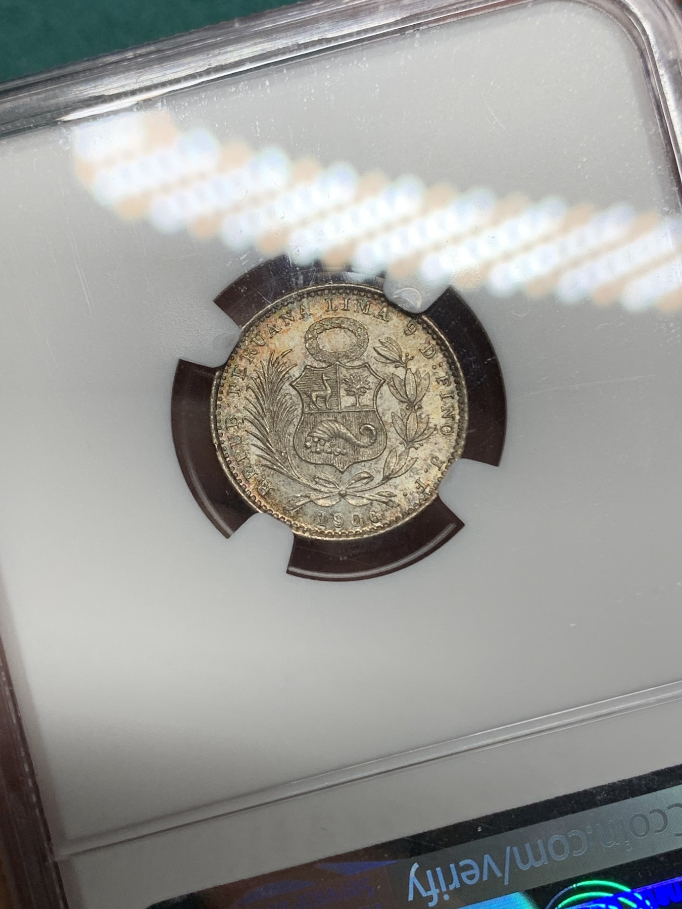 《竞宝斋》第192场-周日，周一 2场 (全场包邮) NGC-MS65 1906年秘鲁1第纳尔坐人女神银币，少见面值，彩浆顶级状态。国内常见为1/2第纳尔，1第纳尔首见。65收藏级高分。