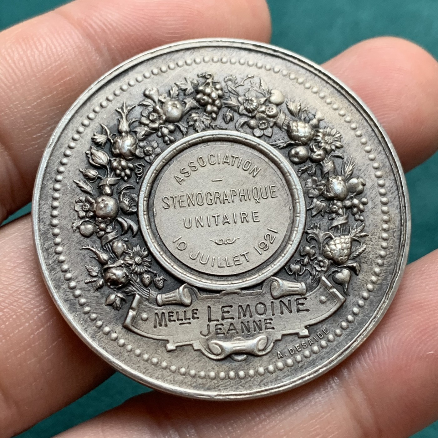 《竞宝斋》第192场-周日，周一 2场 (全场包邮) 法国Roty自由帽镀银铜章，直径41mm,重量:36g 挺少见的反面高浮雕 细节保存得非常好