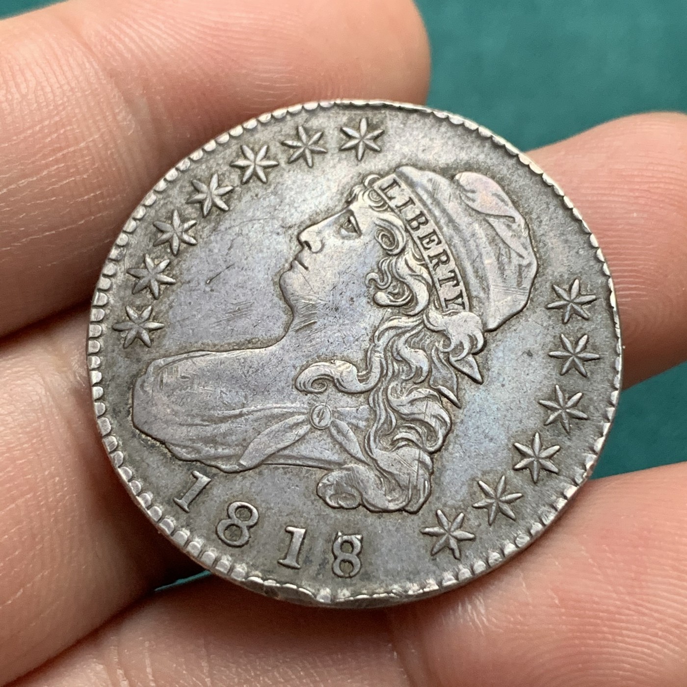 《竞宝斋》第192场-周日，周一 2场 (全场包邮) 美国1818/7骑字版 50分自由女神戴帽银币  稀有品种 表面细节清晰 具体状态见图