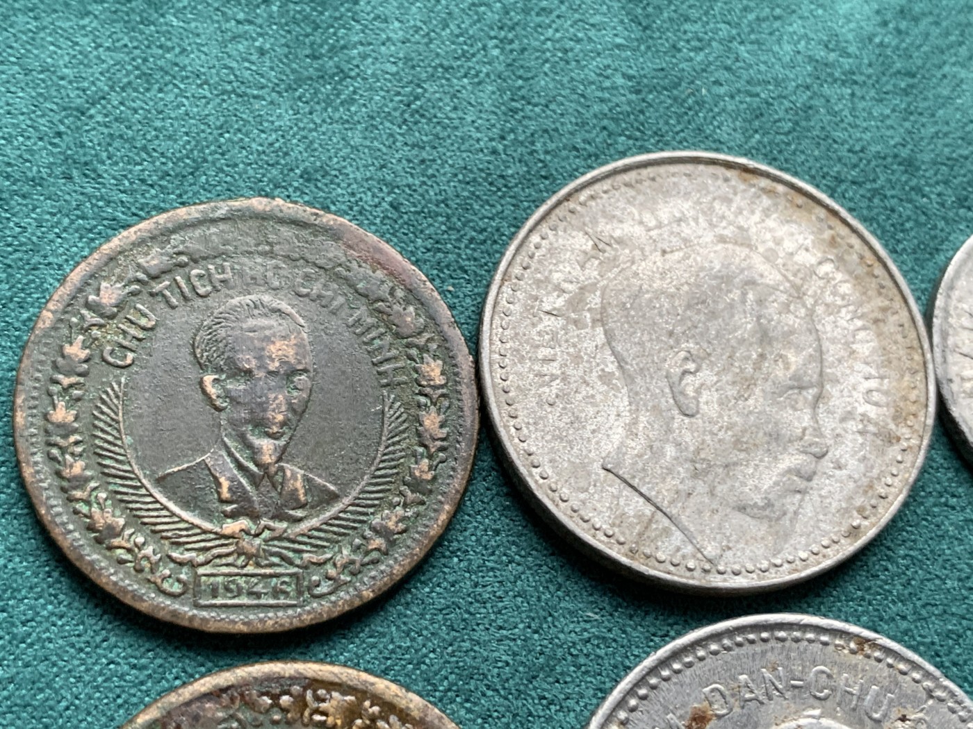 《竞宝斋》第192场-周日，周一 2场 (全场包邮) 两组（6枚）越南民主共和国1946年5毫1盾2盾（各两枚） 细节见图