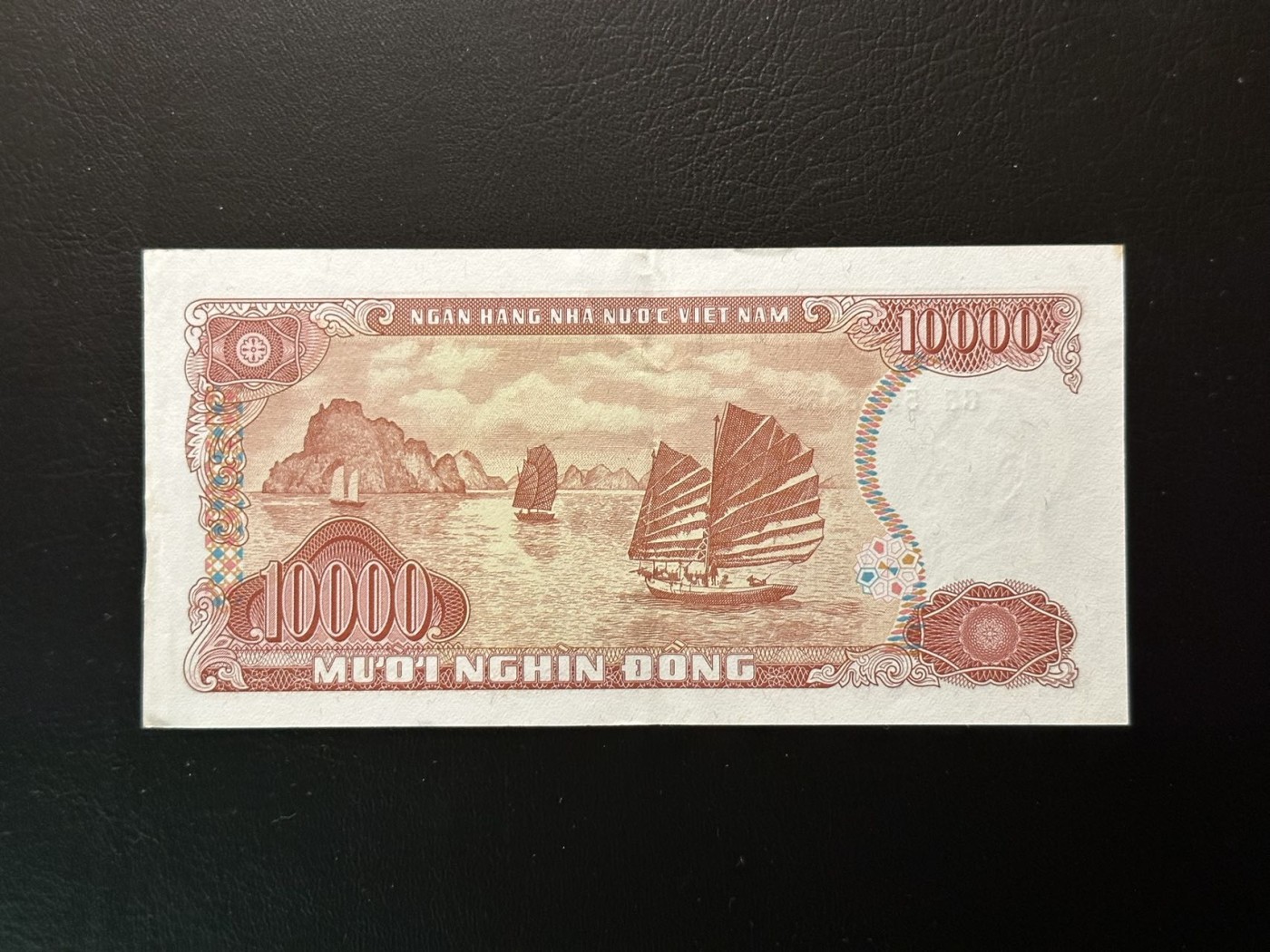 八月最后一场，第十五期大拍 老版本越南盾10000敦，好品种