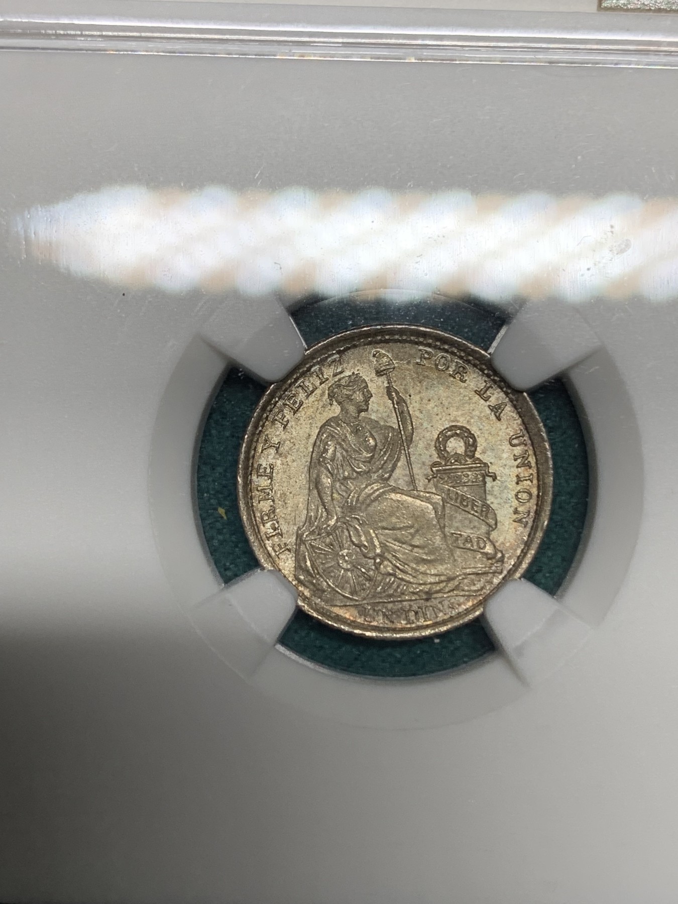 《竞宝斋》第192场-周日，周一 2场 (全场包邮) NGC-MS65 1906年秘鲁1第纳尔坐人女神银币，少见面值，彩浆顶级状态。国内常见为1/2第纳尔，1第纳尔首见。65收藏级高分。