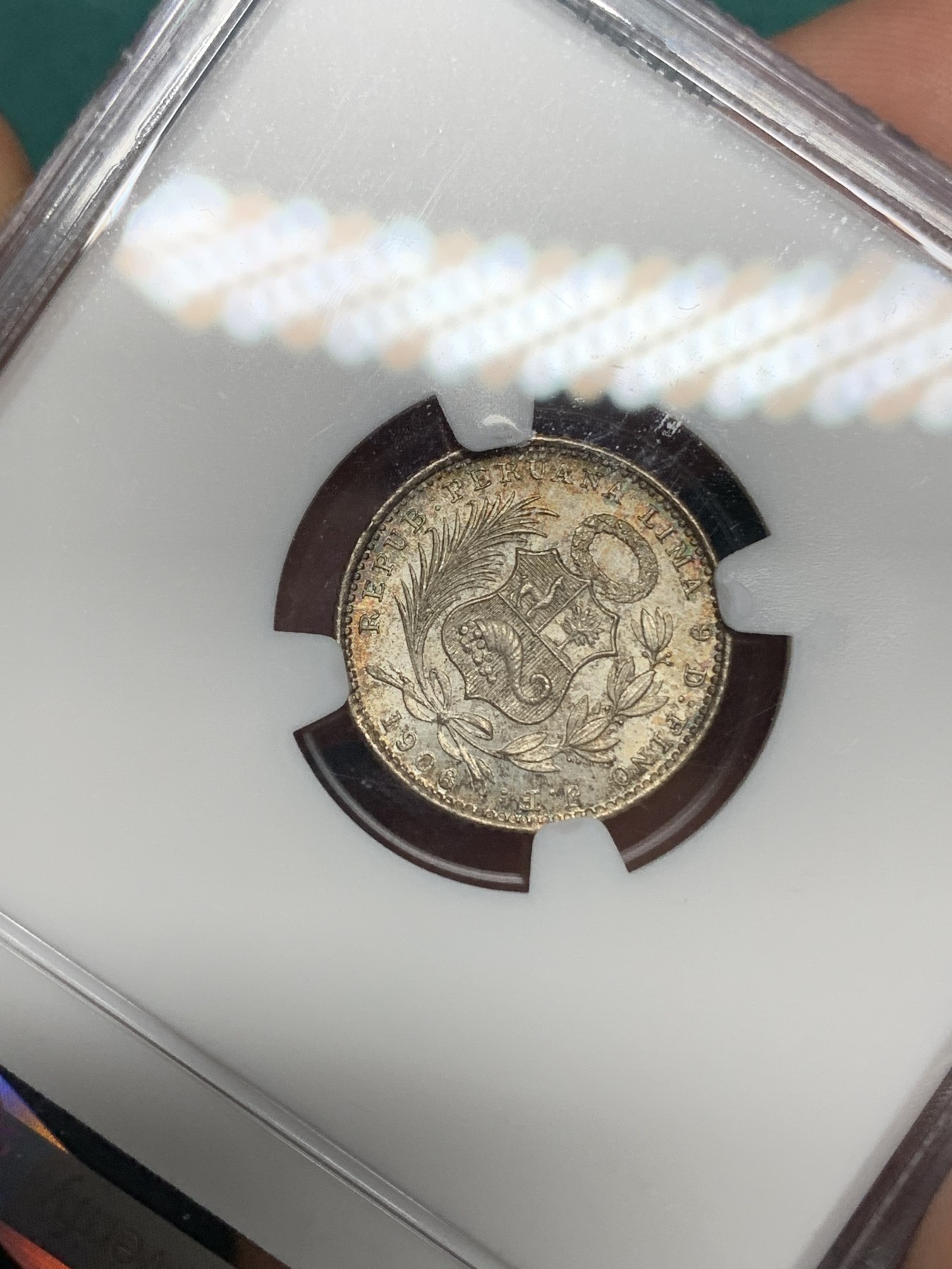 《竞宝斋》第192场-周日，周一 2场 (全场包邮) NGC-MS65 1906年秘鲁1第纳尔坐人女神银币，少见面值，彩浆顶级状态。国内常见为1/2第纳尔，1第纳尔首见。65收藏级高分。