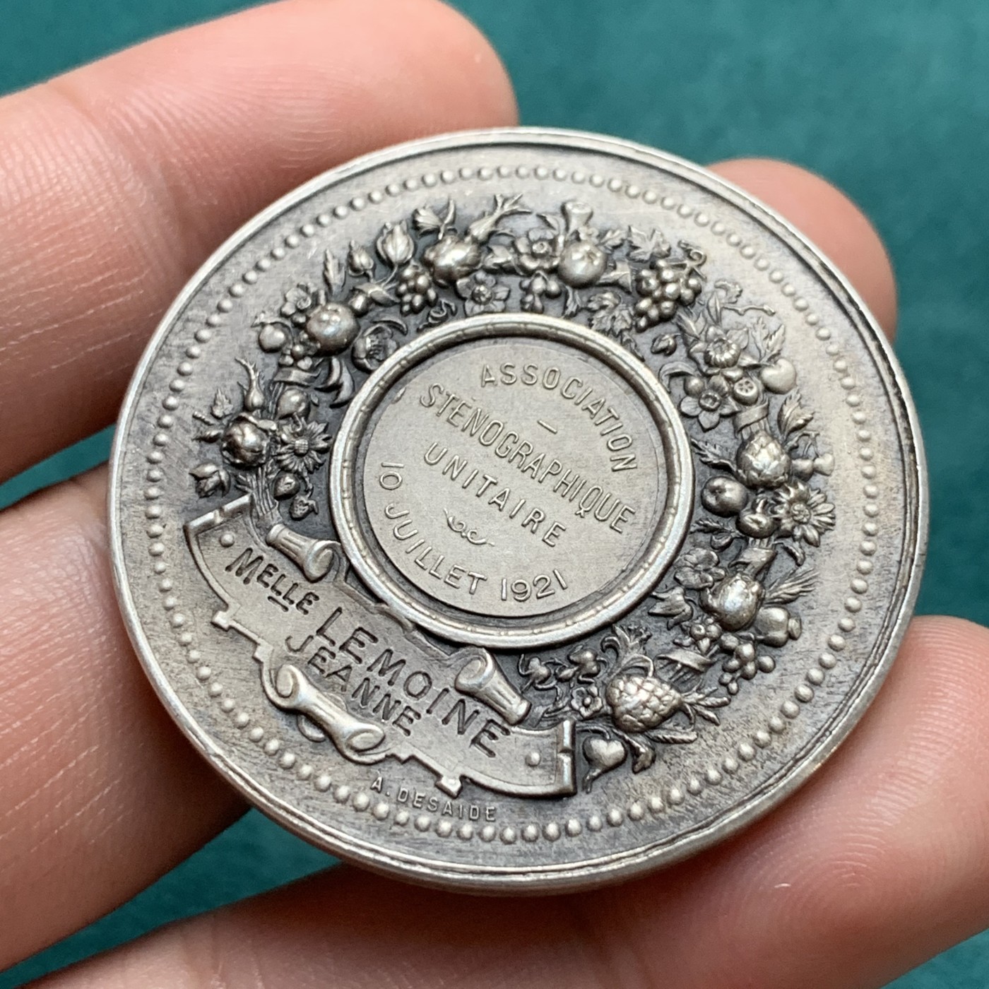 《竞宝斋》第192场-周日，周一 2场 (全场包邮) 法国Roty自由帽镀银铜章，直径41mm,重量:36g 挺少见的反面高浮雕 细节保存得非常好