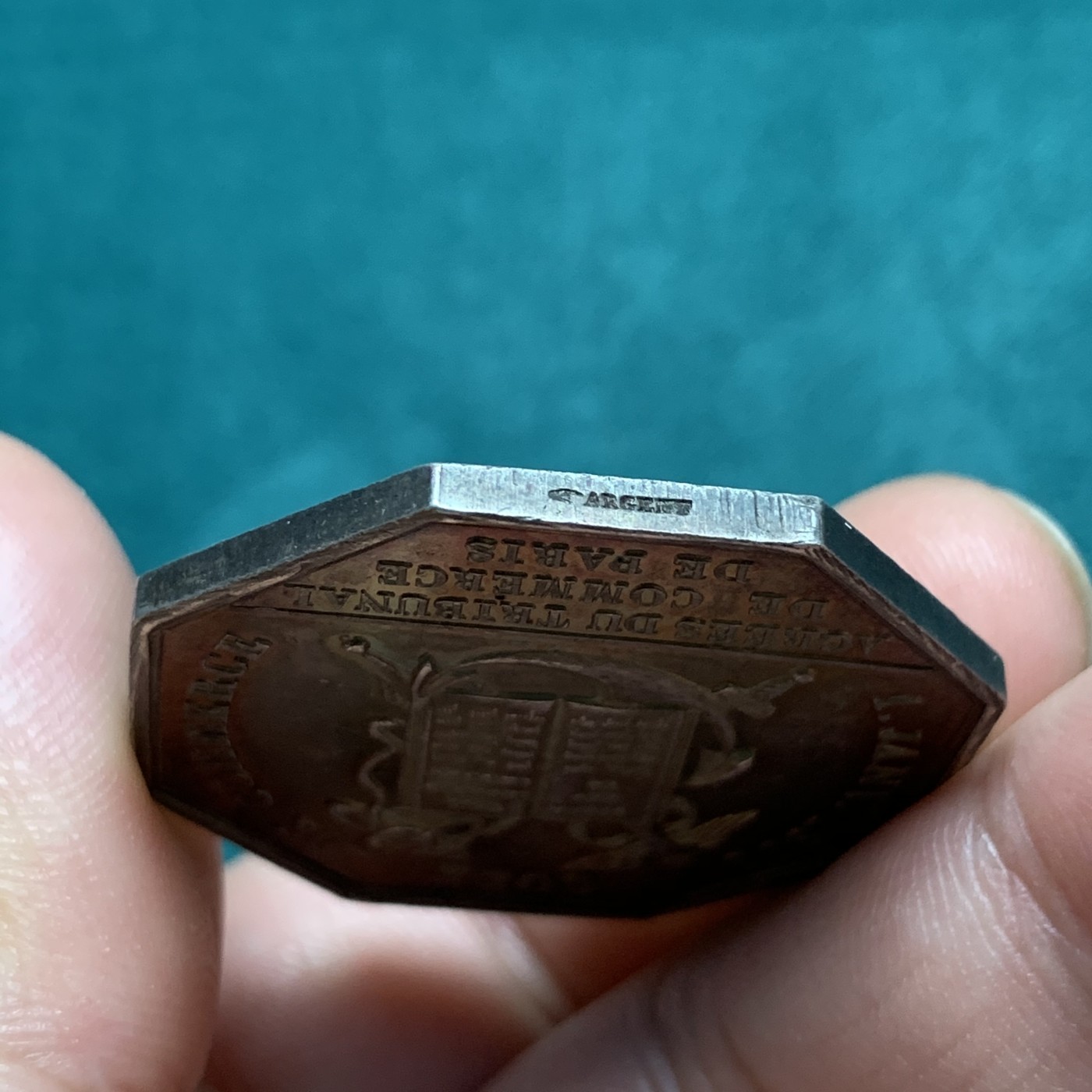 《竞宝斋》第192场-周日，周一 2场 (全场包邮) 法国1808 巴黎商业法院 银质八角代币 JETON  五彩包浆 大规格 少见品种 手指铭+银标 重量22.7克 对边直径35.7mm