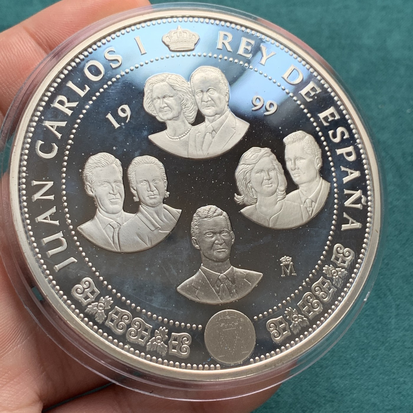 《竞宝斋》第192场-周日，周一 2场 (全场包邮) 1999年西班牙超大银币（比普通5盎司大一圈） 西班牙历任国王像 面值10000比塞塔 直径73mm 重168克 925银