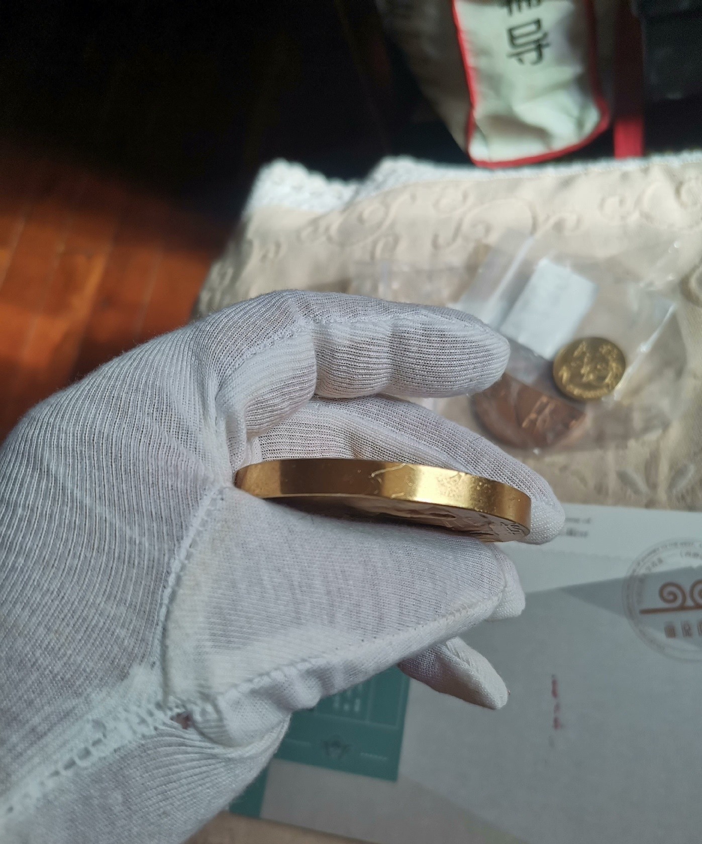 一枚鎏金大银章，有银标，大师签名款，174.8g，有轻微划痕磕碰，介意慎拍，可小刀，喜欢的联系，人品高于藏品