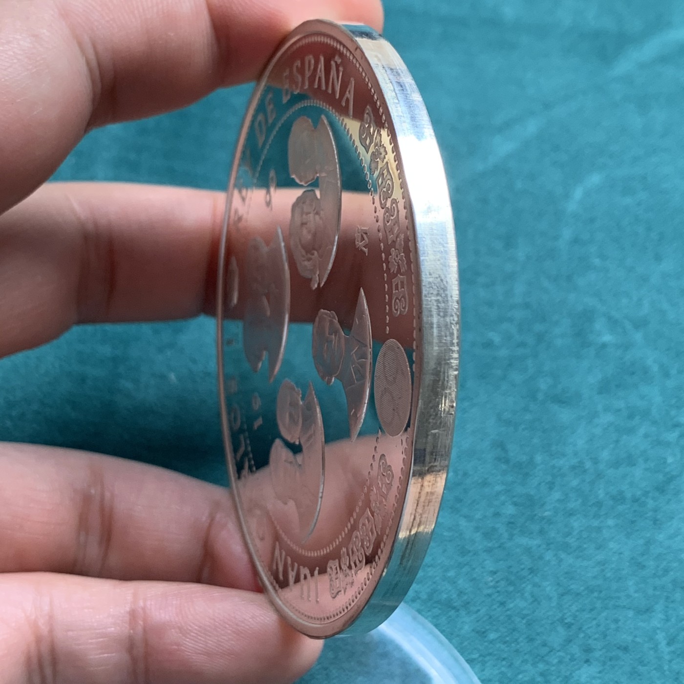 《竞宝斋》第192场-周日，周一 2场 (全场包邮) 1999年西班牙超大银币（比普通5盎司大一圈） 西班牙历任国王像 面值10000比塞塔 直径73mm 重168克 925银