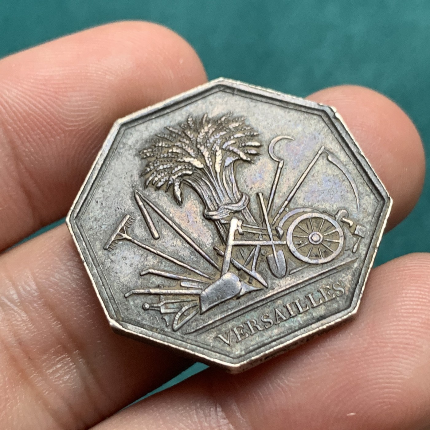 《竞宝斋》第192场-周日，周一 2场 (全场包邮) 法国 1845-1860年 农业与艺术协会 银质八角代币 边铭手指AR，重量11.5g  对边直径29mm 老包浆