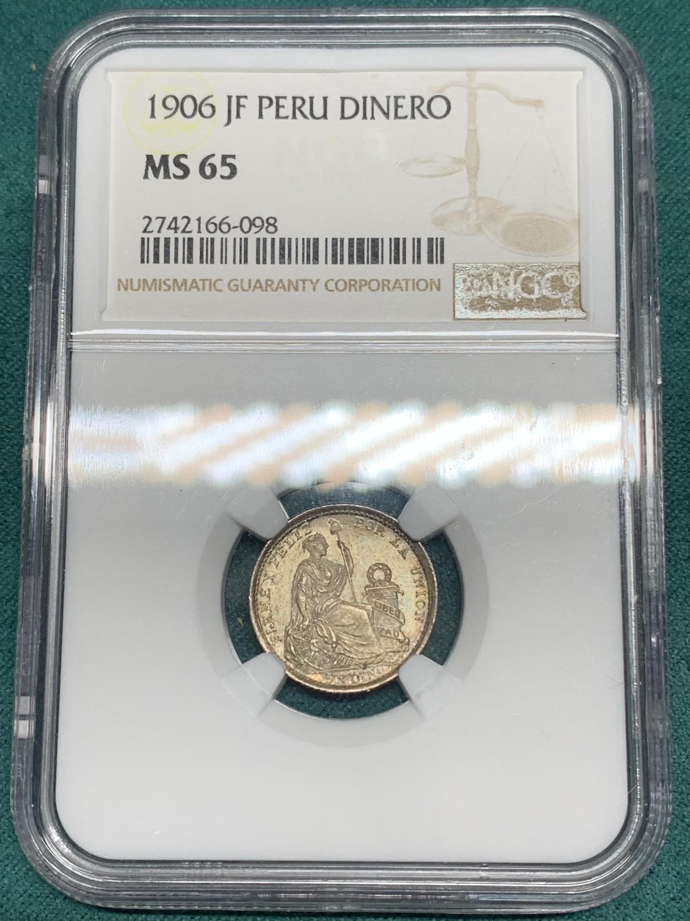 《竞宝斋》第192场-周日，周一 2场 (全场包邮) NGC-MS65 1906年秘鲁1第纳尔坐人女神银币，少见面值，彩浆顶级状态。国内常见为1/2第纳尔，1第纳尔首见。65收藏级高分。