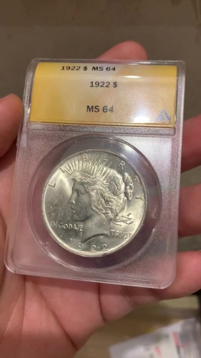 《竞宝斋》第192场-周日，周一 2场 (全场包邮) ANACS-MS64 美国 1922年 1美元 和平币 设计不错的小黄盒