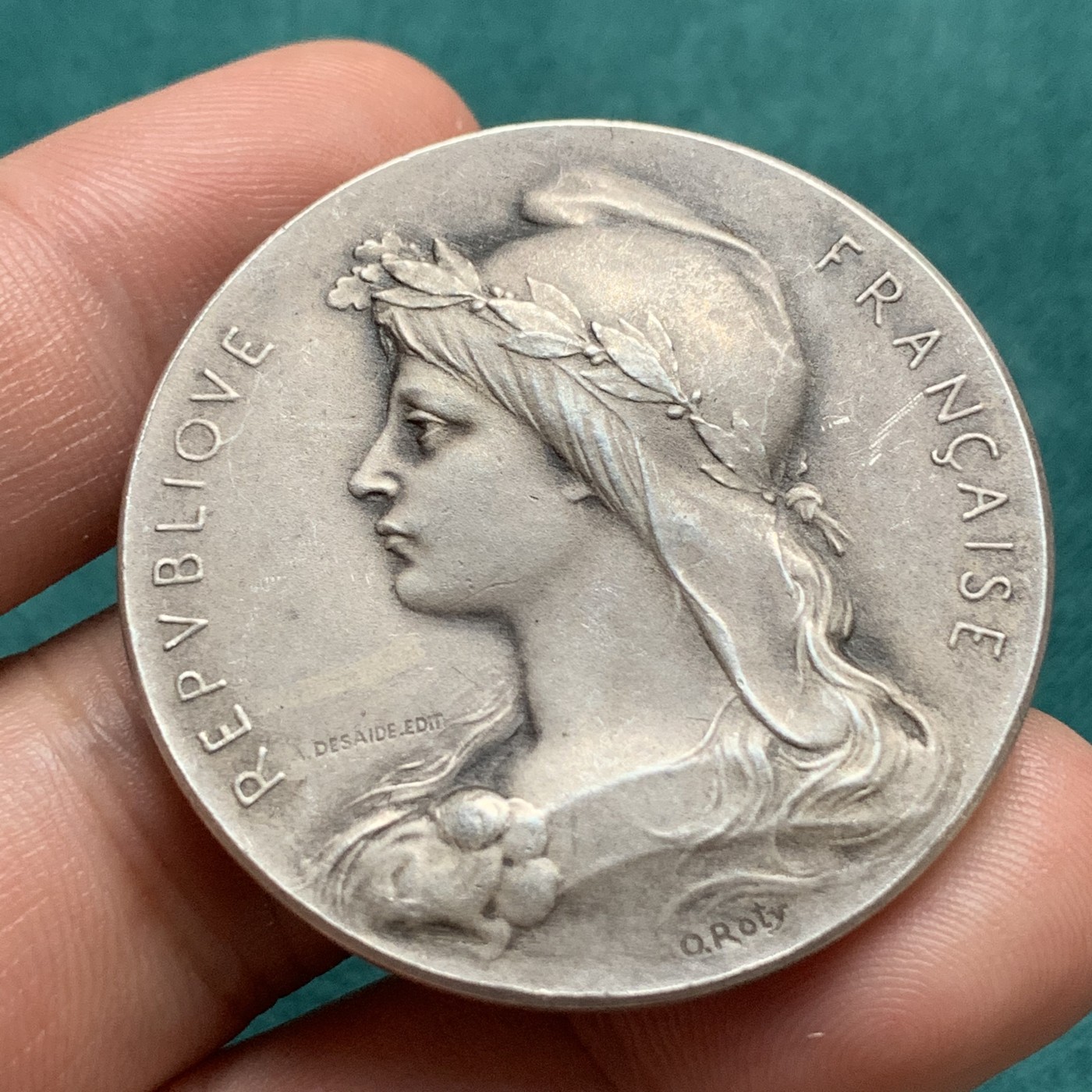 《竞宝斋》第192场-周日，周一 2场 (全场包邮) 法国Roty自由帽镀银铜章，直径41mm,重量:36g 挺少见的反面高浮雕 细节保存得非常好