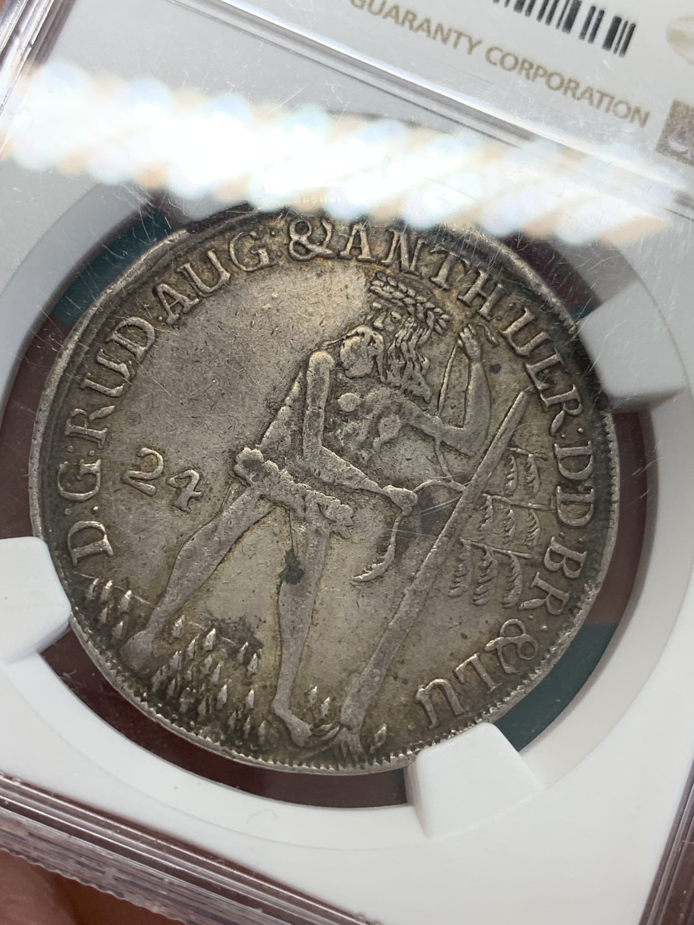 《竞宝斋》第192场-周日，周一 2场 (全场包邮) NGC XF45（第5名）德国不伦瑞克1702年野人24M(2/3泰勒)300多年的银币 眉目清晰 色泽均匀。