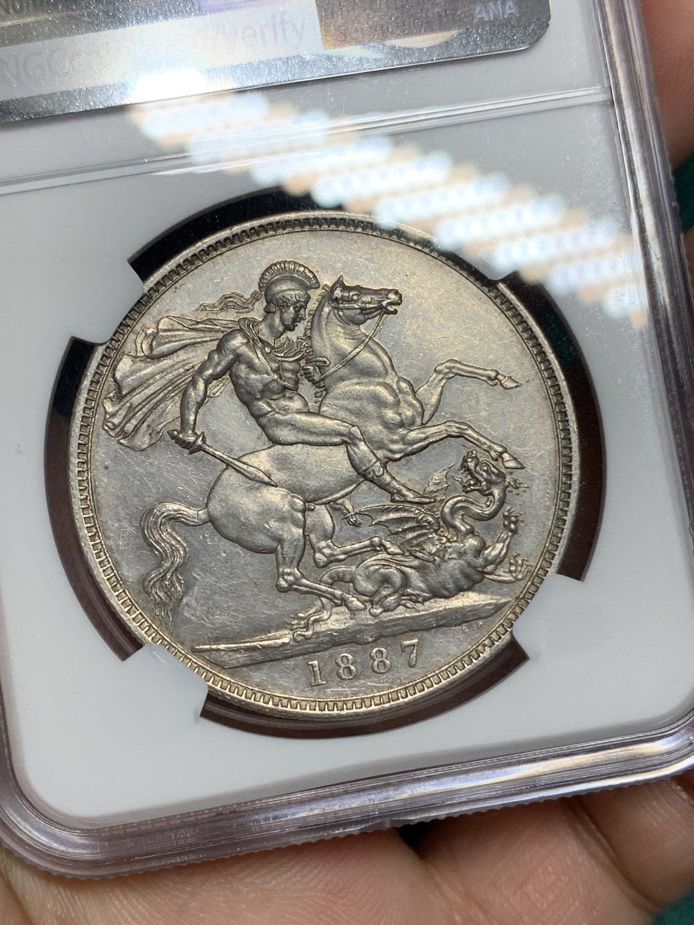 《竞宝斋》第192场-周日，周一 2场 (全场包邮) NGC UNC 英国1887年维多利亚高冠马剑克朗大银币 底光好