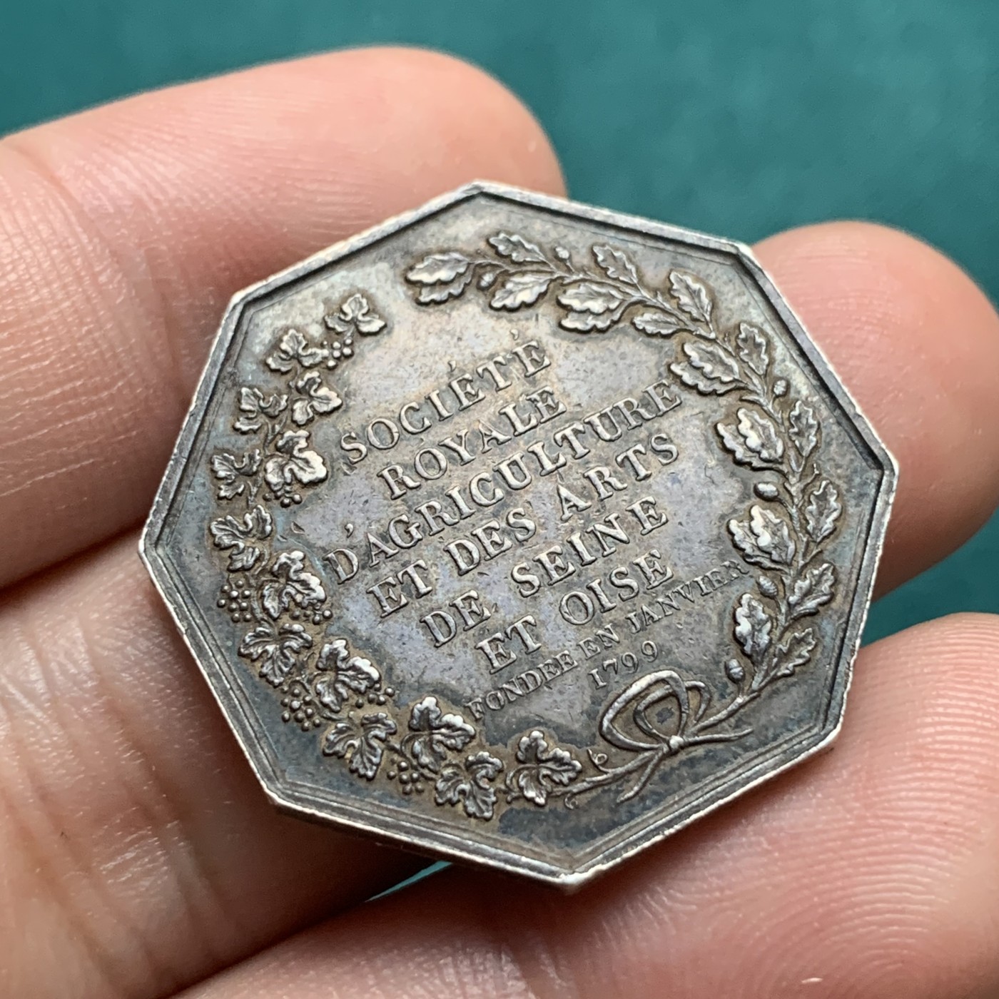 《竞宝斋》第192场-周日，周一 2场 (全场包邮) 法国 1845-1860年 农业与艺术协会 银质八角代币 边铭手指AR，重量11.5g  对边直径29mm 老包浆