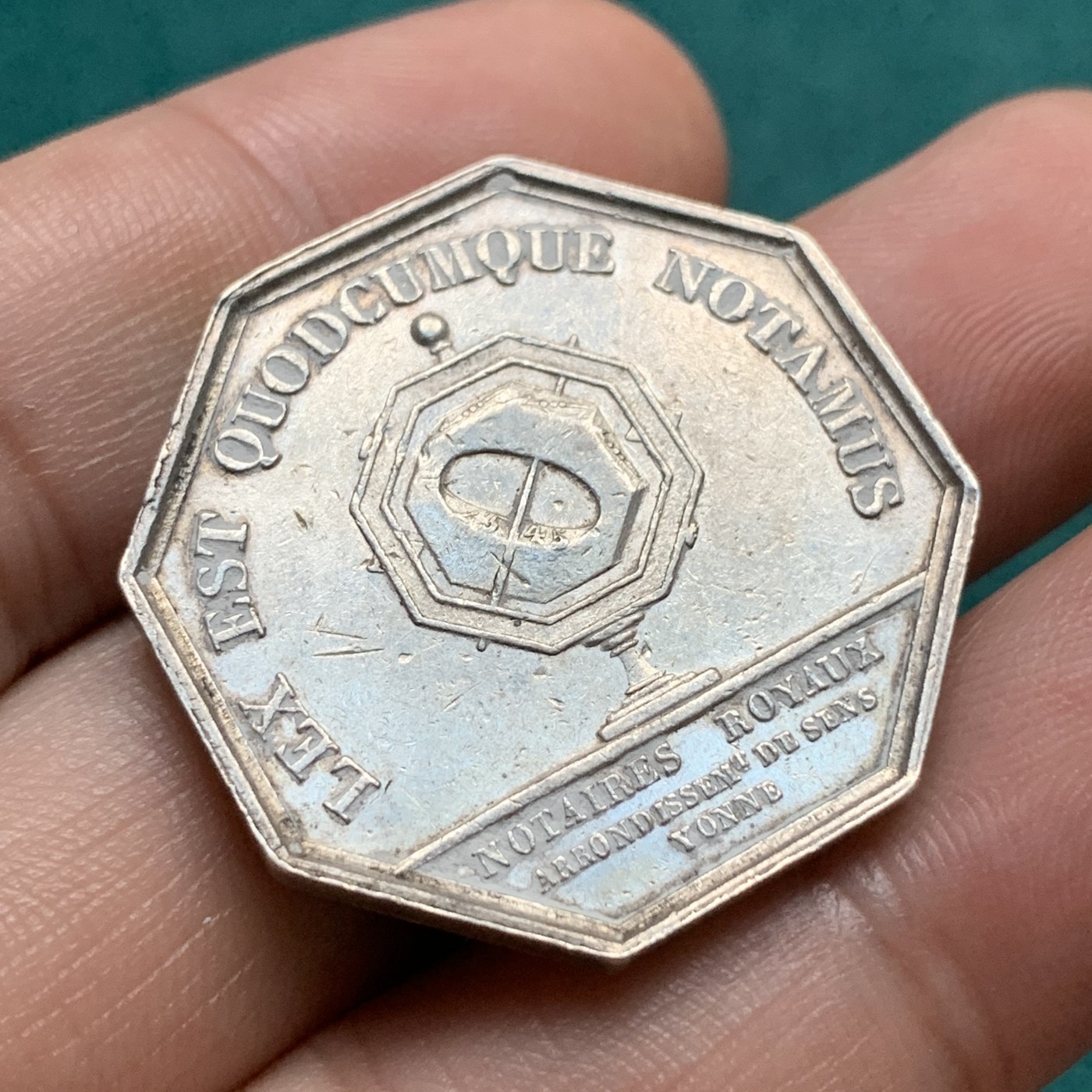 《竞宝斋》第192场-周日，周一 2场 (全场包邮) 法国圣路易斯公正八角银代币 少见版  30.7mm  15g