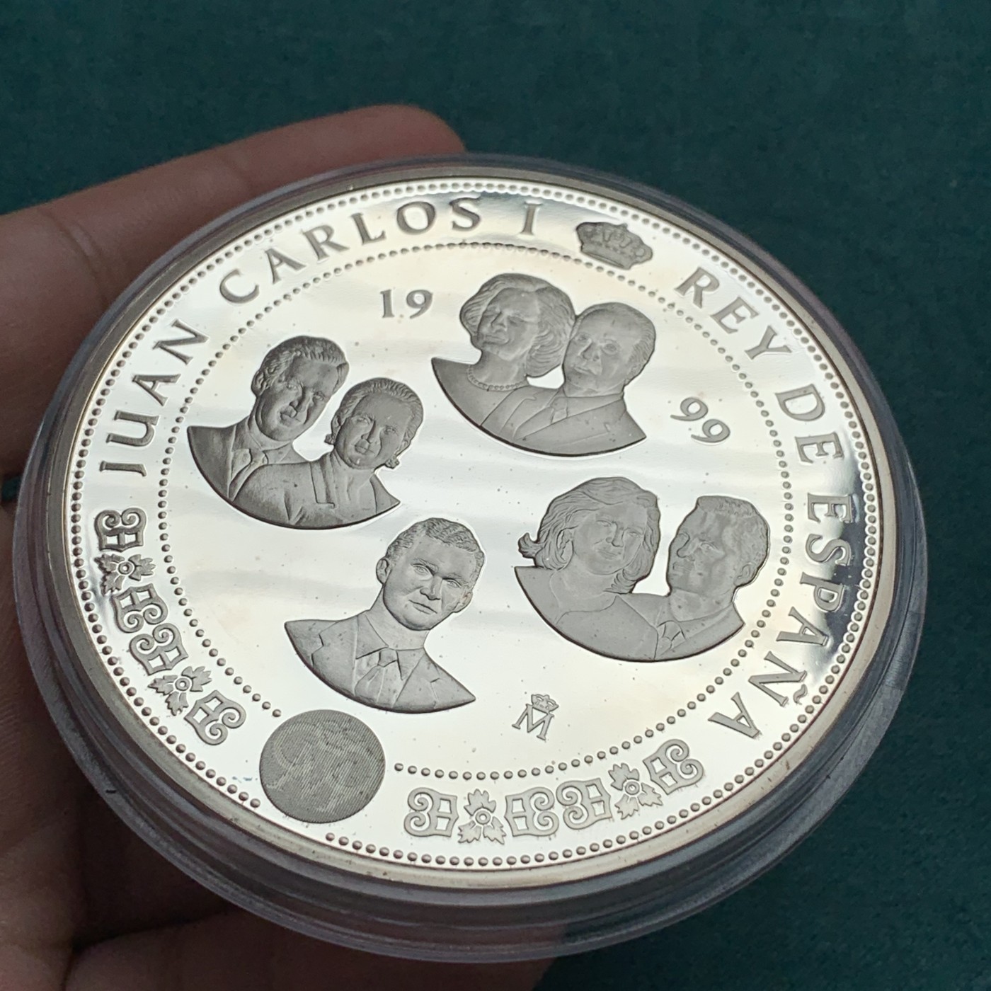 《竞宝斋》第192场-周日，周一 2场 (全场包邮) 1999年西班牙超大银币（比普通5盎司大一圈） 西班牙历任国王像 面值10000比塞塔 直径73mm 重168克 925银