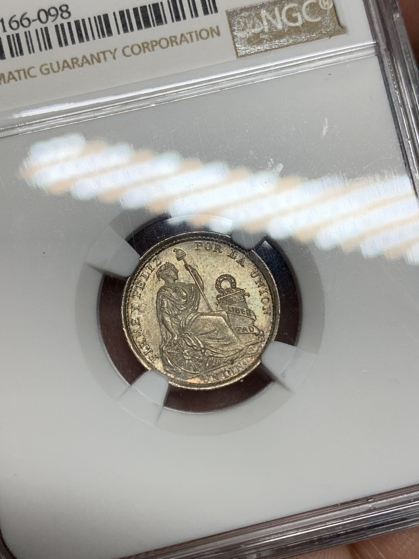 《竞宝斋》第192场-周日，周一 2场 (全场包邮) NGC-MS65 1906年秘鲁1第纳尔坐人女神银币，少见面值，彩浆顶级状态。国内常见为1/2第纳尔，1第纳尔首见。65收藏级高分。