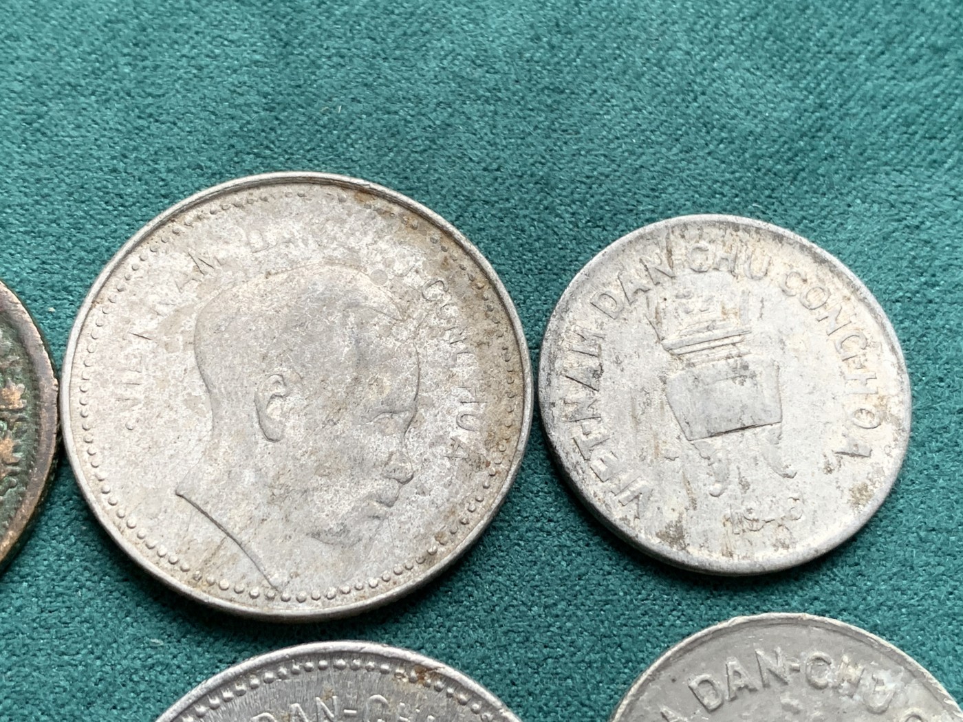 《竞宝斋》第192场-周日，周一 2场 (全场包邮) 两组（6枚）越南民主共和国1946年5毫1盾2盾（各两枚） 细节见图