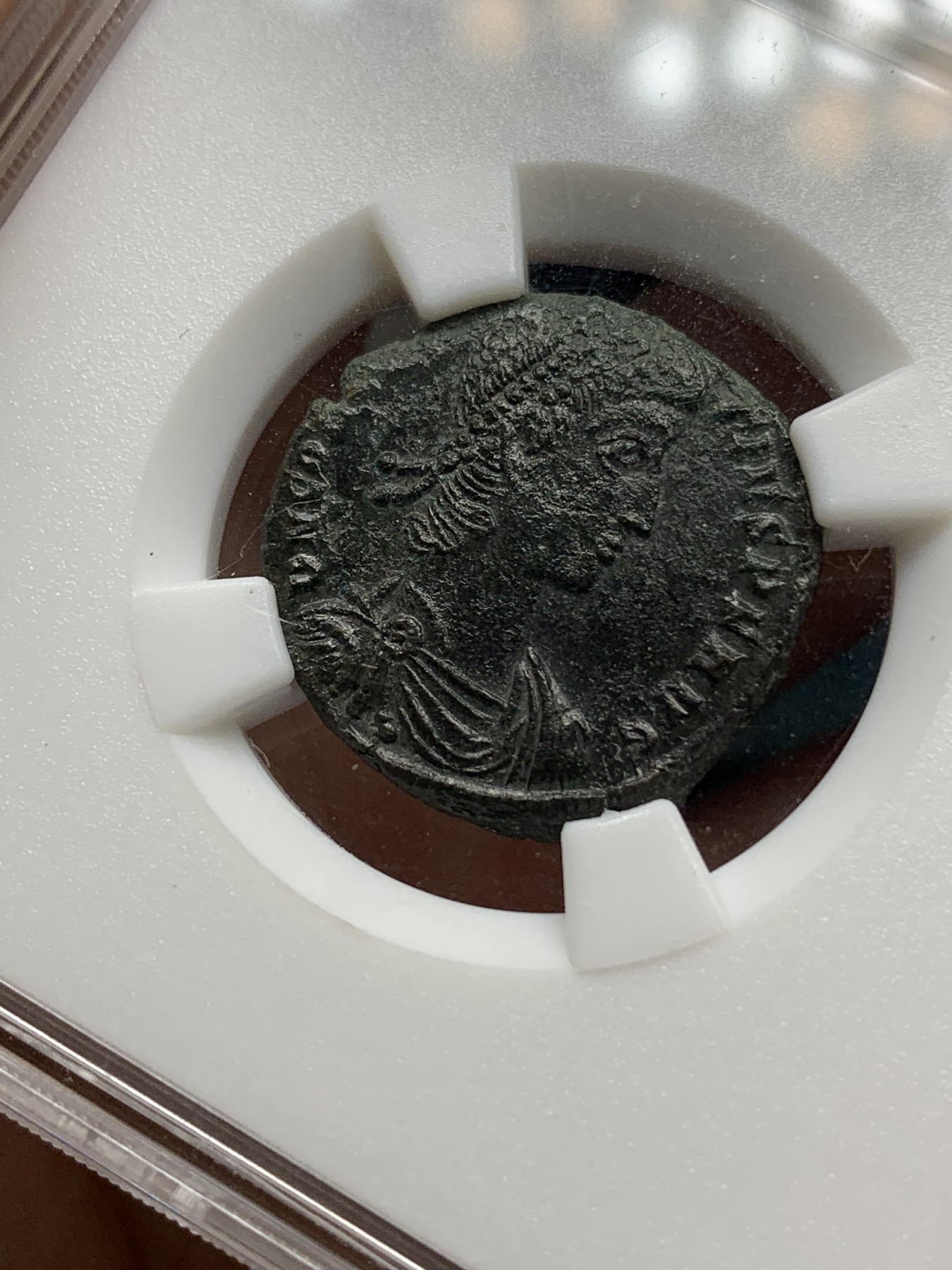 《竞宝斋》第192场-周日，周一 2场 (全场包邮) 古罗马帝国铜币 AE2 正面皇帝君士坦提乌斯二世 背面 古罗马士兵刺杀蛮族