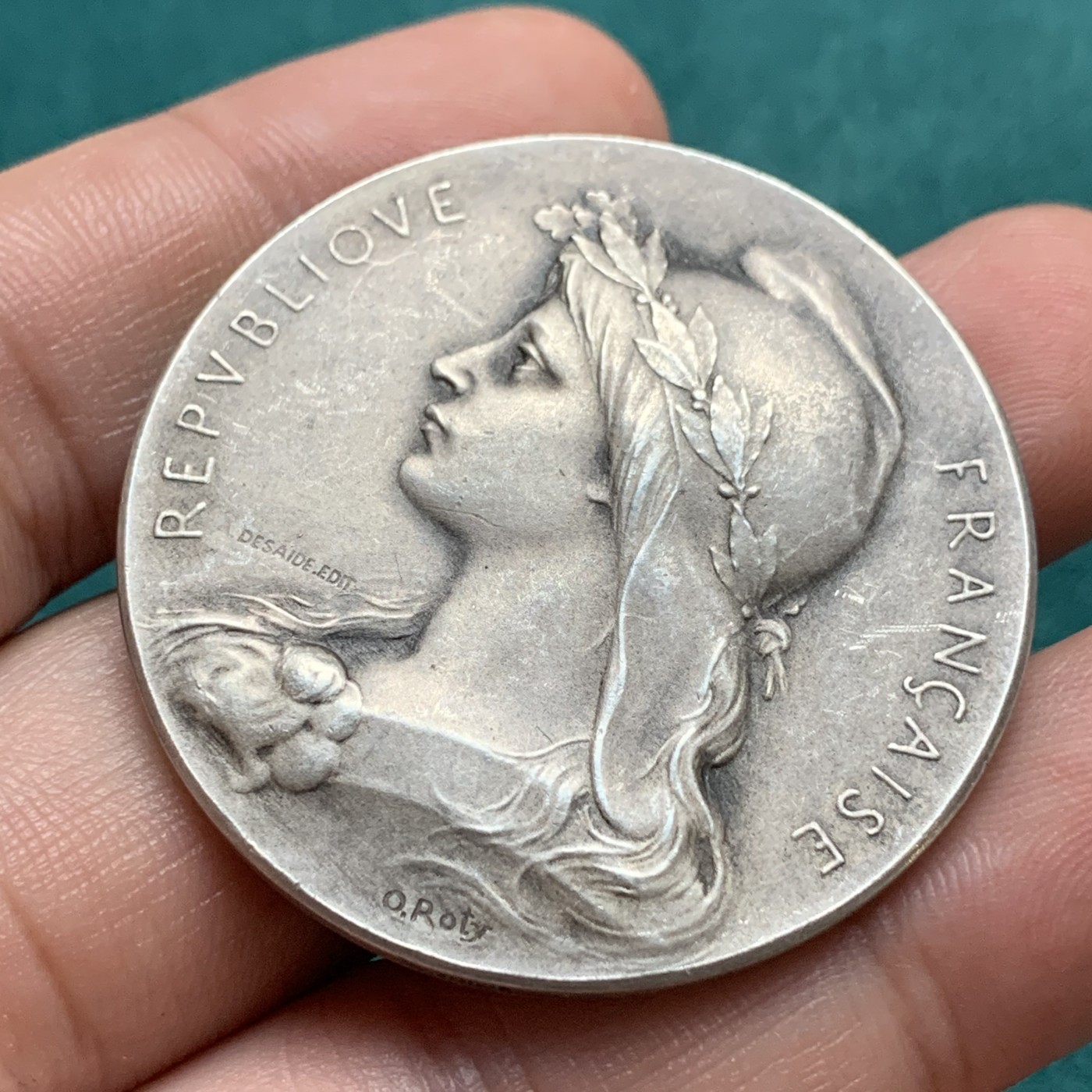 《竞宝斋》第192场-周日，周一 2场 (全场包邮) 法国Roty自由帽镀银铜章，直径41mm,重量:36g 挺少见的反面高浮雕 细节保存得非常好