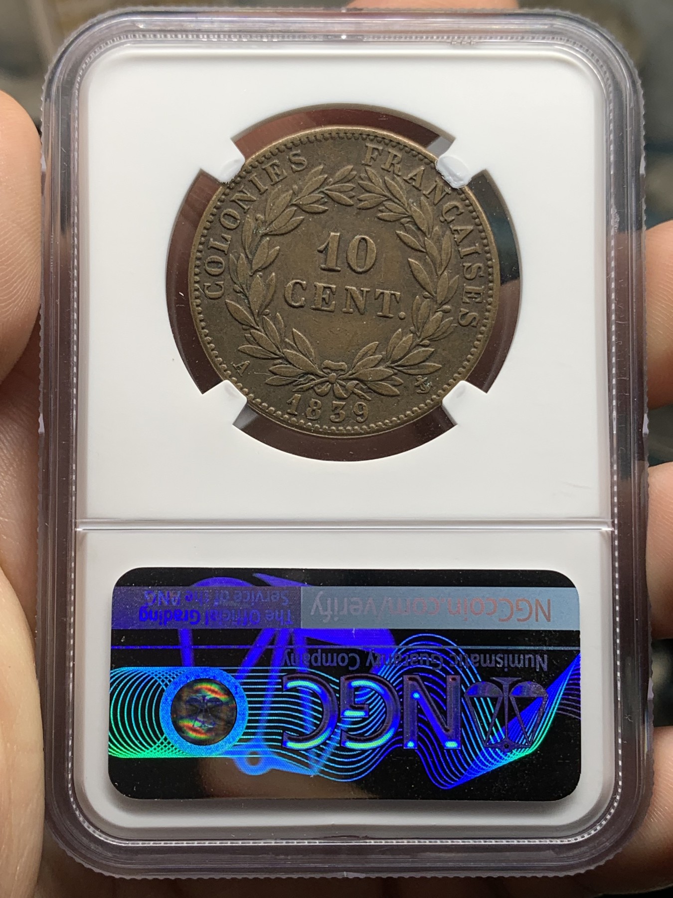 《竞宝斋》第192场-周日，周一 2场 (全场包邮) NGC-AU55BN 1839年法属殖民地菲利普10分大铜币，非常厚重，手感极佳。稀见菲利普头像大铜，殖民地流通，仅发行4年，此为首年份。 (可拍侧边图)