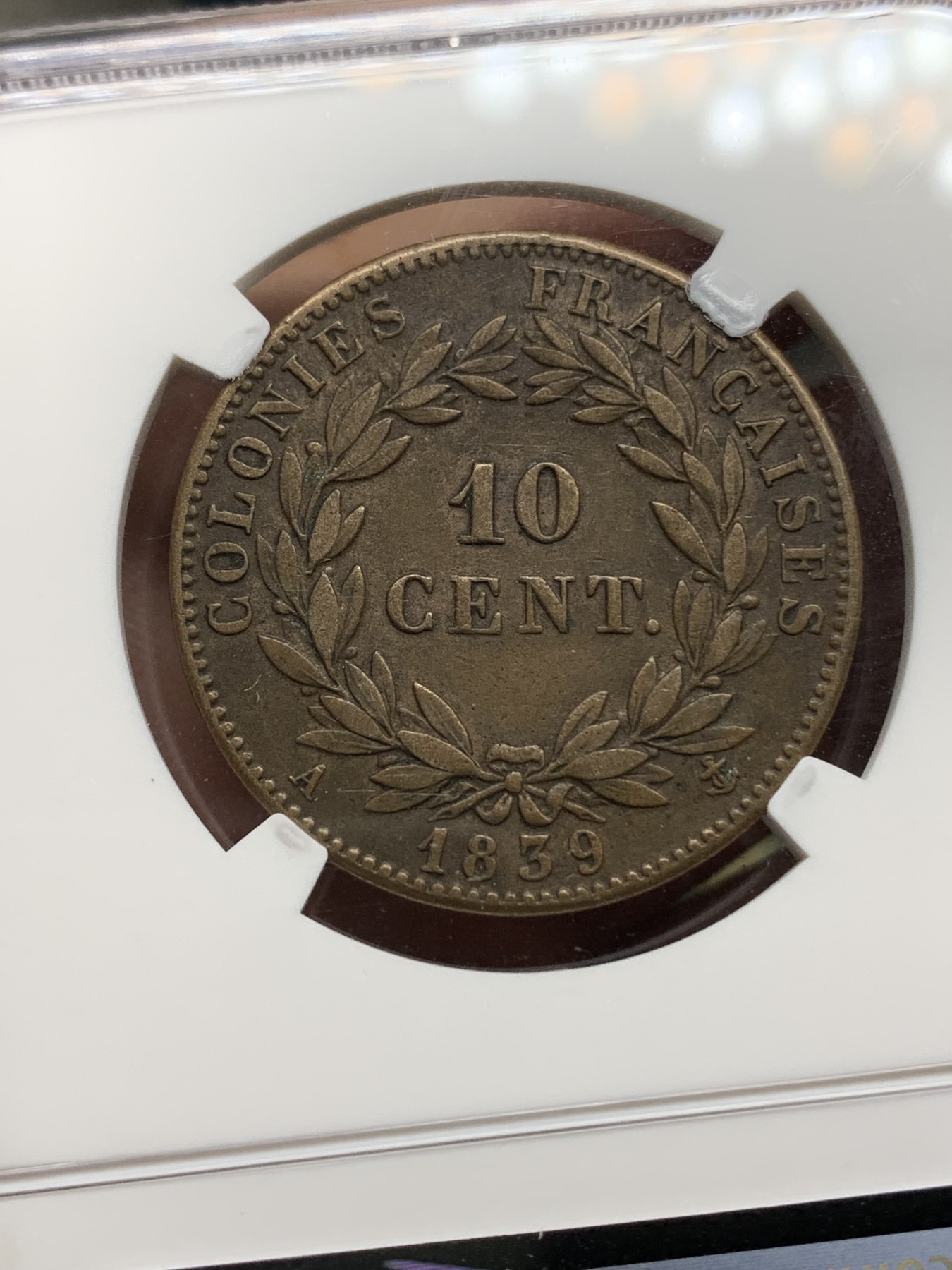 《竞宝斋》第192场-周日，周一 2场 (全场包邮) NGC-AU55BN 1839年法属殖民地菲利普10分大铜币，非常厚重，手感极佳。稀见菲利普头像大铜，殖民地流通，仅发行4年，此为首年份。 (可拍侧边图)
