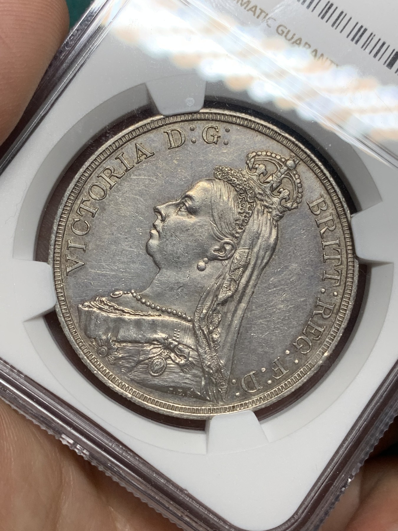 《竞宝斋》第192场-周日，周一 2场 (全场包邮) NGC UNC 英国1887年维多利亚高冠马剑克朗大银币 底光好