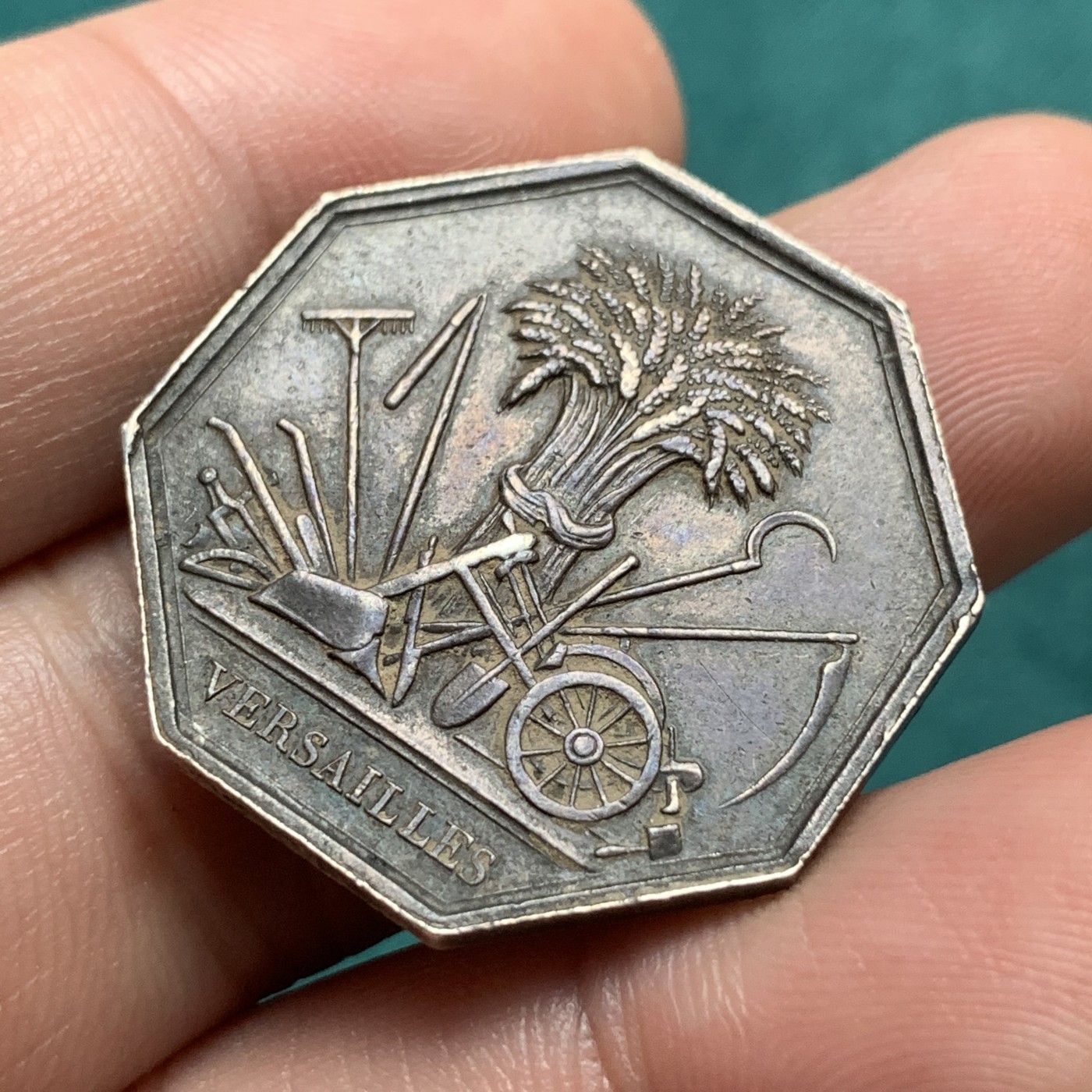 《竞宝斋》第192场-周日，周一 2场 (全场包邮) 法国 1845-1860年 农业与艺术协会 银质八角代币 边铭手指AR，重量11.5g  对边直径29mm 老包浆