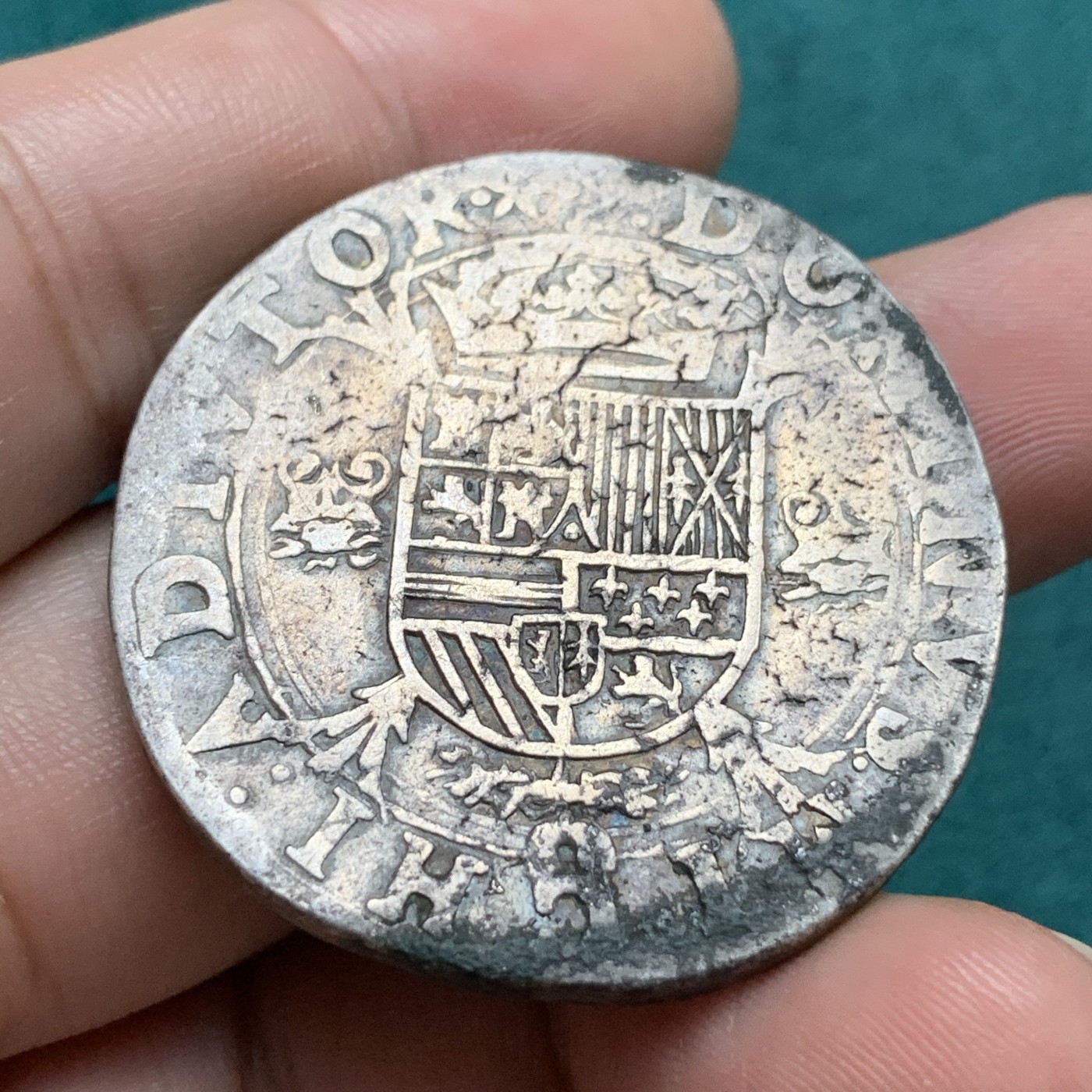 《竞宝斋》第192场-周日，周一 2场 (全场包邮) 稀少厂别！西班牙兼英格兰国王菲利普二世 1557年西属尼德兰布拉邦特省马斯特里赫特厂1菲利普泰勒大银币 马斯特里赫特厂（背面顶端五角星厂标）非常难得，比安特卫普等少见很多 盾徽清晰已是很难得 菲利普二世与英女王玛丽一世联姻兼任英国国王 超过30.2克