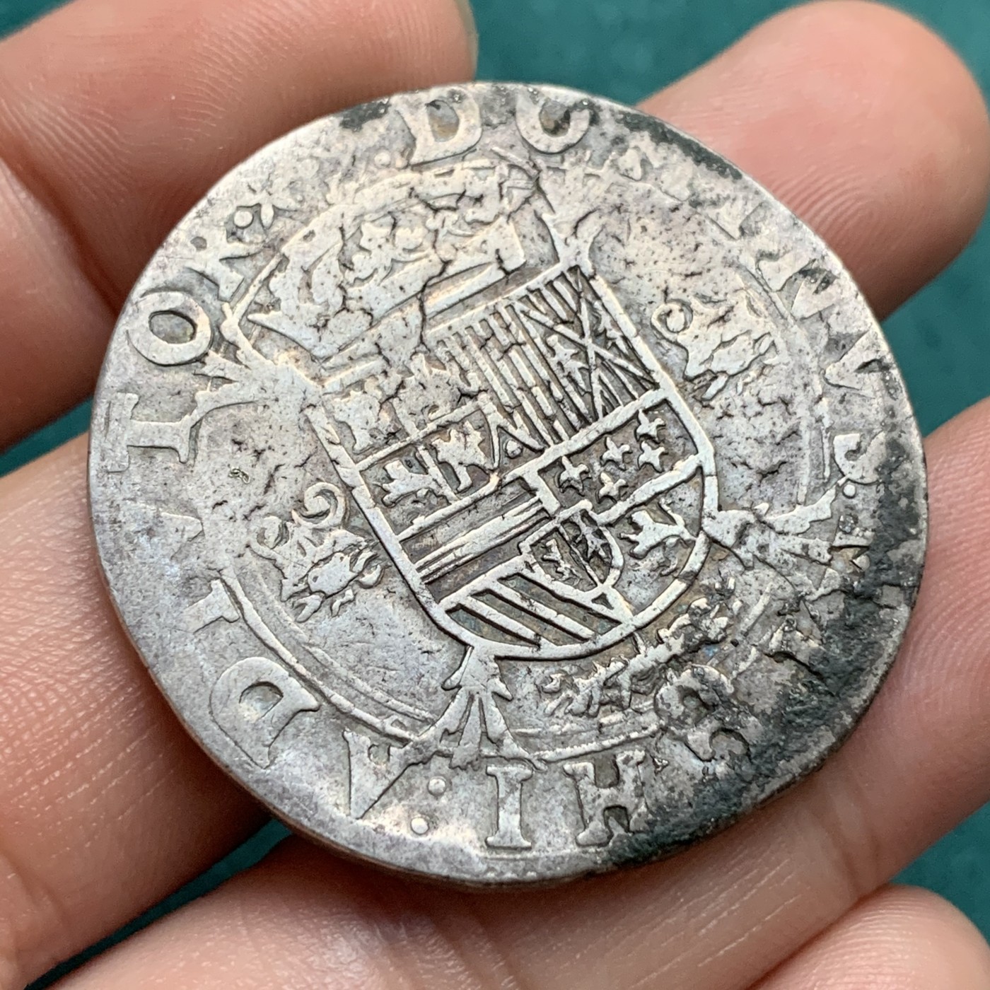 《竞宝斋》第192场-周日，周一 2场 (全场包邮) 稀少厂别！西班牙兼英格兰国王菲利普二世 1557年西属尼德兰布拉邦特省马斯特里赫特厂1菲利普泰勒大银币 马斯特里赫特厂（背面顶端五角星厂标）非常难得，比安特卫普等少见很多 盾徽清晰已是很难得 菲利普二世与英女王玛丽一世联姻兼任英国国王 超过30.2克