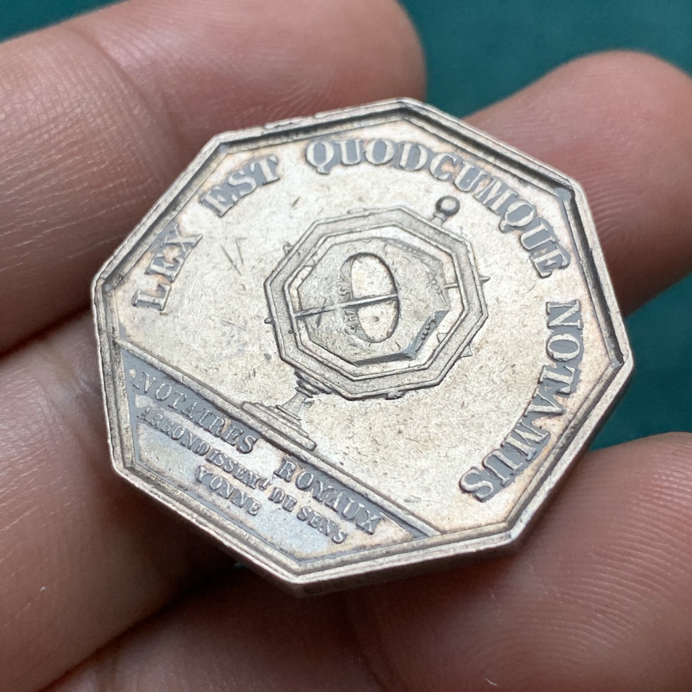 《竞宝斋》第192场-周日，周一 2场 (全场包邮) 法国圣路易斯公正八角银代币 少见版  30.7mm  15g