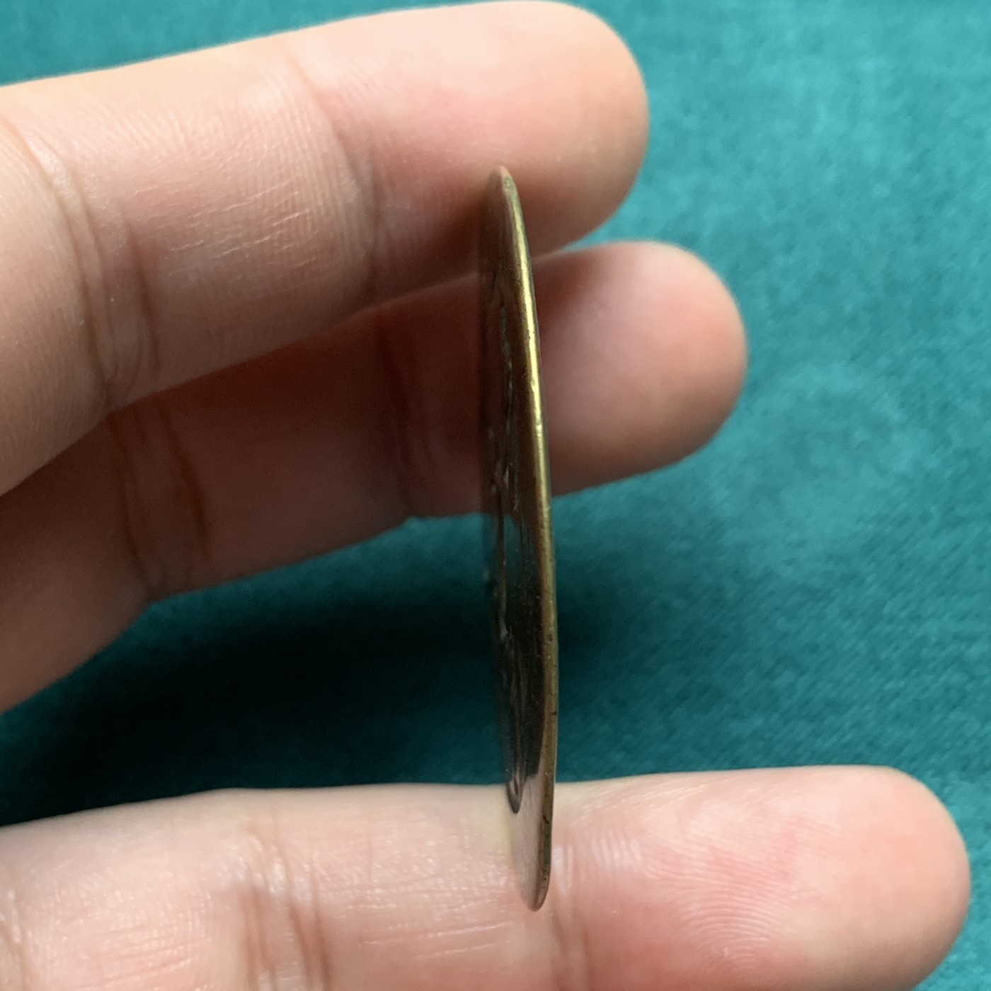 《竞宝斋》第192场-周日，周一 2场 (全场包邮) 安南景盛通宝背鱼龙花钱  16克  43.7mm  铜质不错  细节见图 年代自辨 大规格