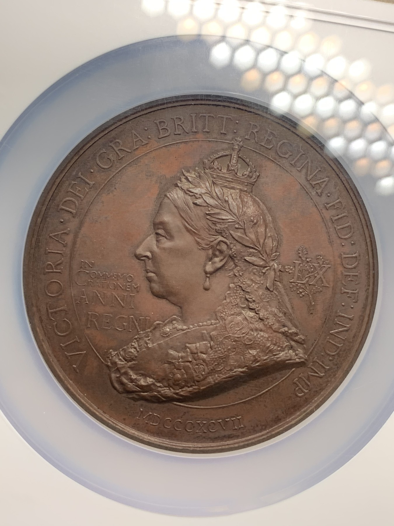 《竞宝斋》第192场-周日，周一 2场 (全场包邮) NGC-MS61 英国1897年维多利亚女王登基60周年纪念大铜章（直径75mm) 加厚大盒装 极少见品种