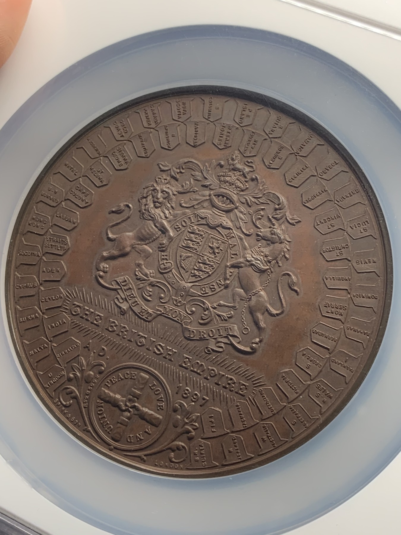 《竞宝斋》第192场-周日，周一 2场 (全场包邮) NGC-MS61 英国1897年维多利亚女王登基60周年纪念大铜章（直径75mm) 加厚大盒装 极少见品种